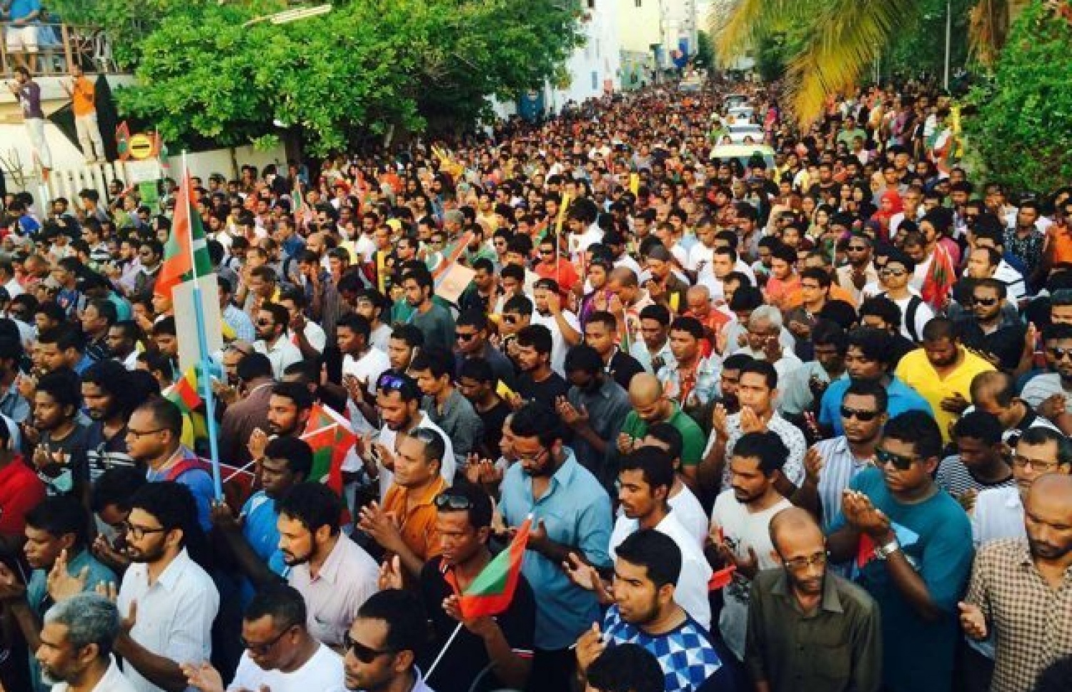 މެއި 1، 2015، ގައި އިދިކޮޅު ފަރާތްތަކުން ކުރި މުޒާހަރާގެ ބައިވެރިން: އެ މުޒާހަރާގައި ދެއްކެވި ވާހަކަތަކަކާ ގުޅިގެން އިމްރާންގެ މައްޗަށް ވަނީ 12 އަހަރުގެ ޖަލު ހުކުމެއް އިއްވާފައި. --ފޮޓޯ: ރާއްޖެއެމްވީ