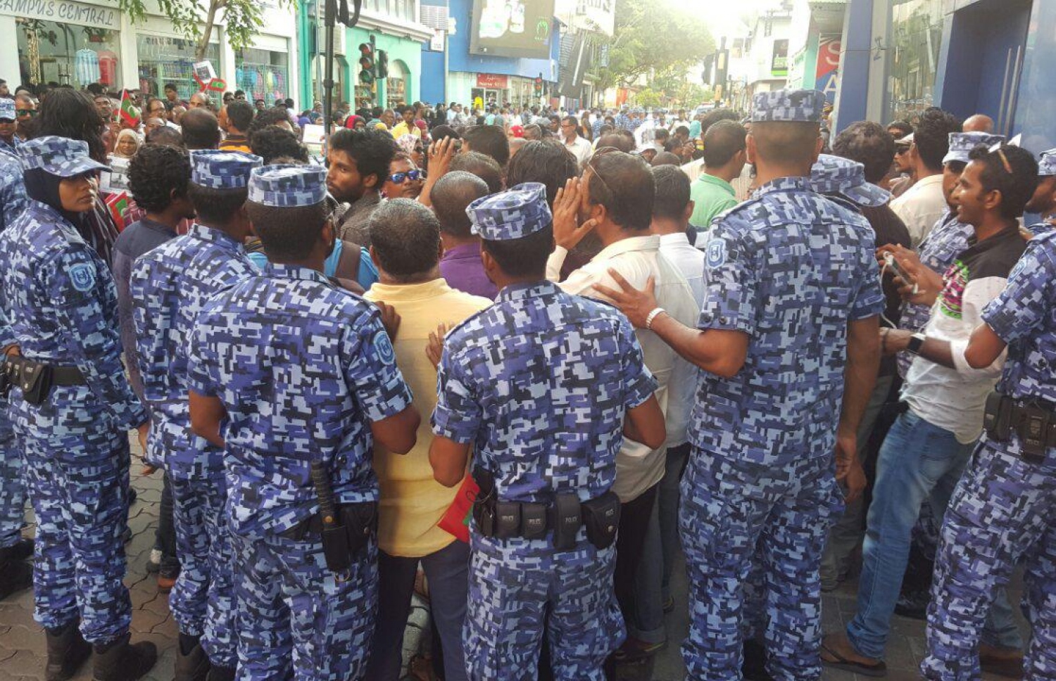 އިދިކޮޅު ފަރާތްތަކުން ކުރި މުޒާހަރާއެއް ފުލުހުން ހުއްޓުވަނީ.