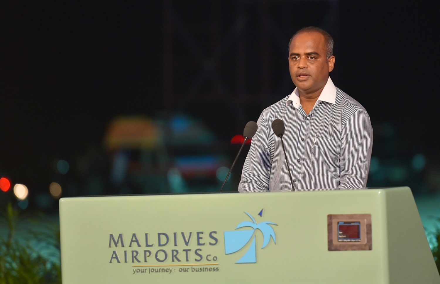 އައިއެންއައިއޭގެ އާ އިންޓަނޭޝަނަލް ޕެސެންޖަ ޓާމިނަލް ބިލްޑިންގުގެ މަޝްރޫއު ފަށަން މިދިޔަ ހޮނިހިރުދުވަހުގެ ރޭ ބޭއްވި ރަސްމިއްޔާތުގައި އެމްއޭސީއެލްގެ އެމްޑީ އާދިލް ވާހަކަ ދައްކަވަނީ.-- ފޮޓޯ: ރައީސް އޮފީސް