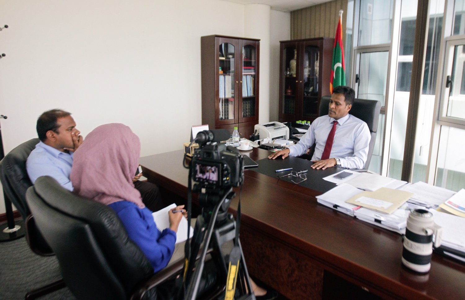 ހޯމް މިނިސްޓަރު އުމަރު "މިހާރު"އާ ވާހަކަ ދައްކަވަނީ. --ފޮޓޯ: މުހައްމަދު ޝަރުހާން/މިހާރު