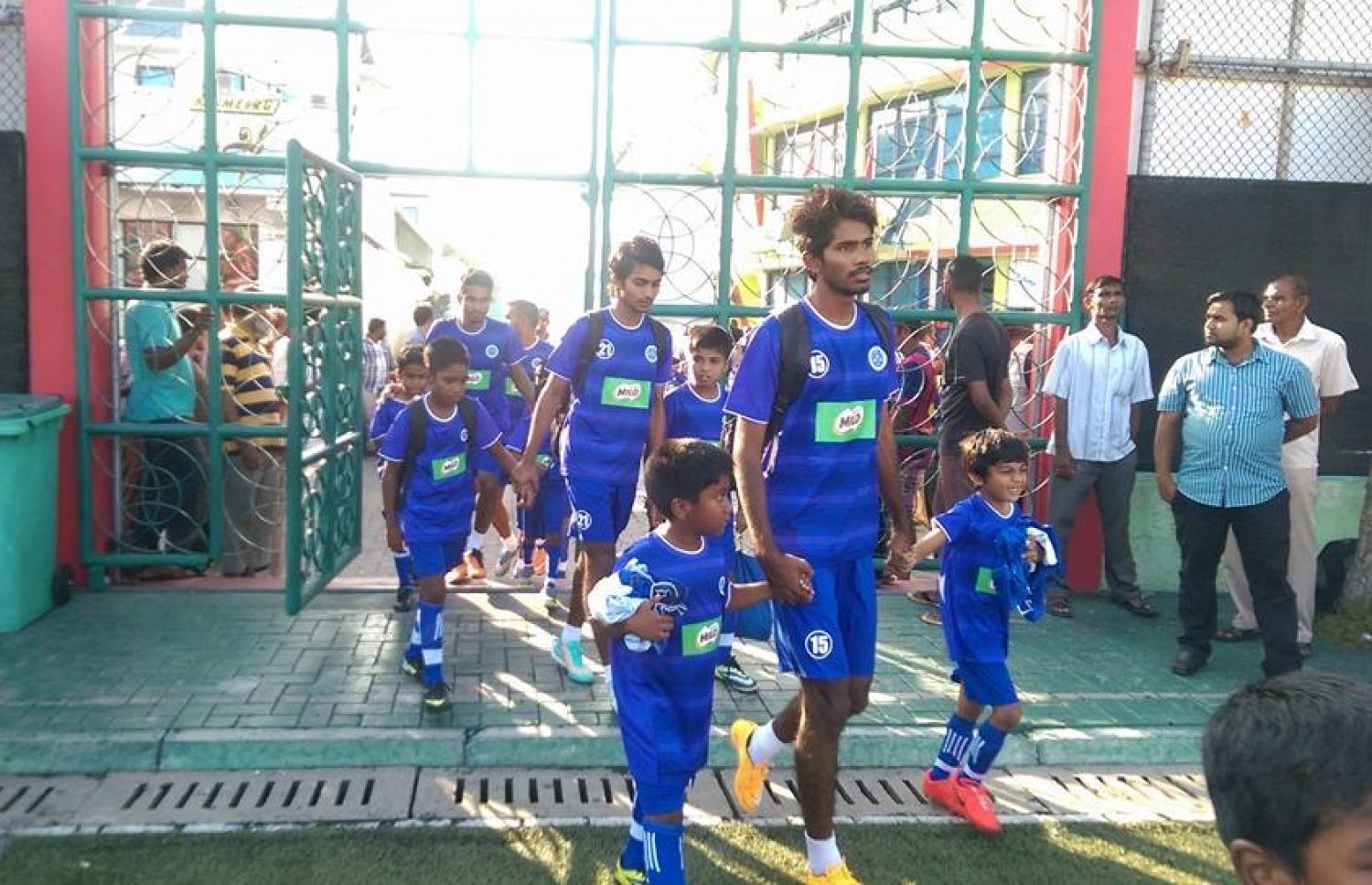 ނިއުގެ ސީނިއާ ކުޅުންތެރިން އެ ޓީމުގެ ޔޫތު ކުޅުންތެރިންނާ އެކު: ޔޫތު ލެވެލްގައި ކީޕަރުން އުފައްދަން މަސައްކަތްކުރަން ޖެހޭ. --ފޮޓޯ: ނިއު ރޭޑިއަންޓް ސްޕޯޓްސް ކްލަބް