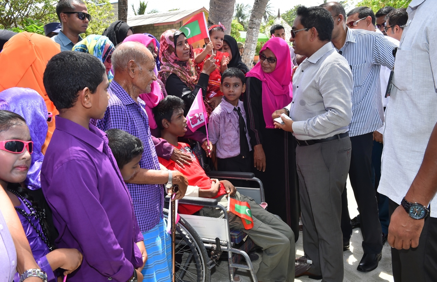 ރައީސް ޔާމީން މިއަދު ހޯރަފުއްޓަށް ވަޑައިގެން، އެ ރަށު ރައްޔިތުންނާ ބައްދަލު ކުރައްވަނީ: ދައުލަތުގެ ފައިސާއަށް ހިޔާނާތްތެރި ވެފައި ނުވާނެ ކަމަށް ސިޔާމް ވިދާޅުވި. - ފޮޓޯ: ރައީސް އޮފީސް