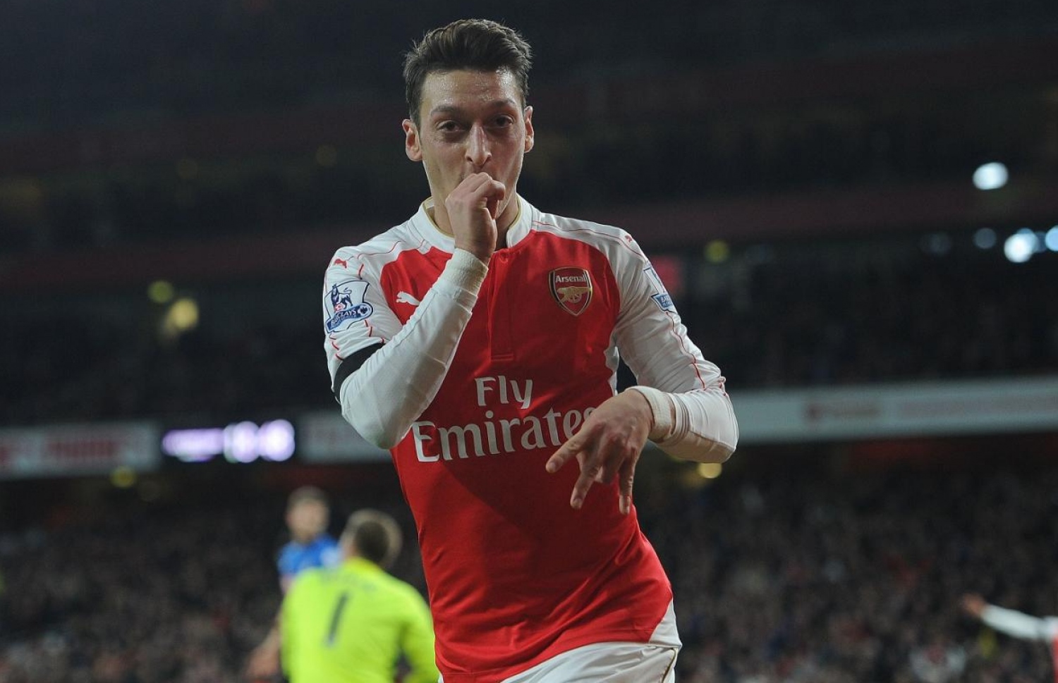 އިނގިރޭސި ޕްރިމިއާ ލީގުގައި ސައުތެމްޓަން ކޮޅަށް ލަނޑު ޖެހުމަށް ފަހު އޮޒިލް އުފާފާޅުކުރަނީ.-- ފޮޓޯ: އޭއެފްޕީ