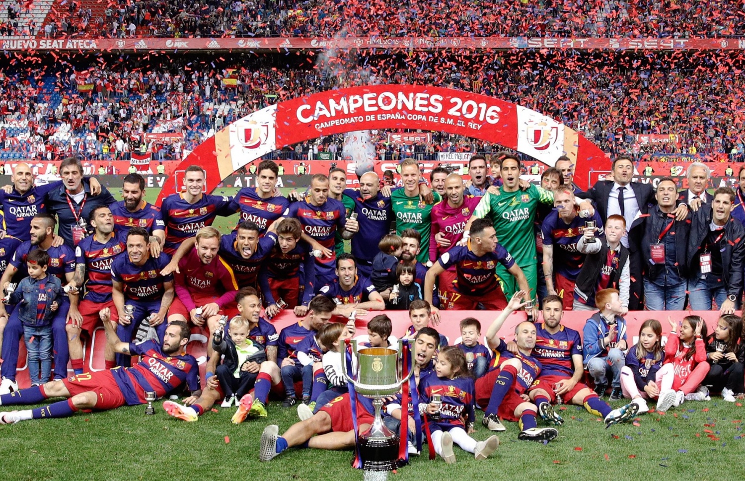 ކޮޕަ ޑެލްރޭ ތަށްޓާ އެކު ބާސެލޯނާ ކުޅުންތެރިން އުފާފާޅުކުރަނީ.-- ފޮޓޯ: އޭއެފްޕީ