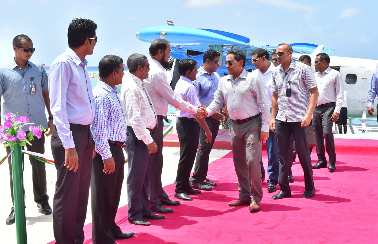 ރައީސް ޔާމީން ހޯރަފުއްޓަށް ވަޑައިގެން ބައެއް ބޭފުޅުންނާ ސަލާމް ކުރައްވަނީ. ރާއްޖޭގެ ތަރައްގީގެ ޗާޓުގެ މަލަމަތި ބަދަލުވަމުންދާ ކަމަށް ރައީސް ވިދާޅުވި.- ފޮޓޯ: ރައީސް އޮފީސް