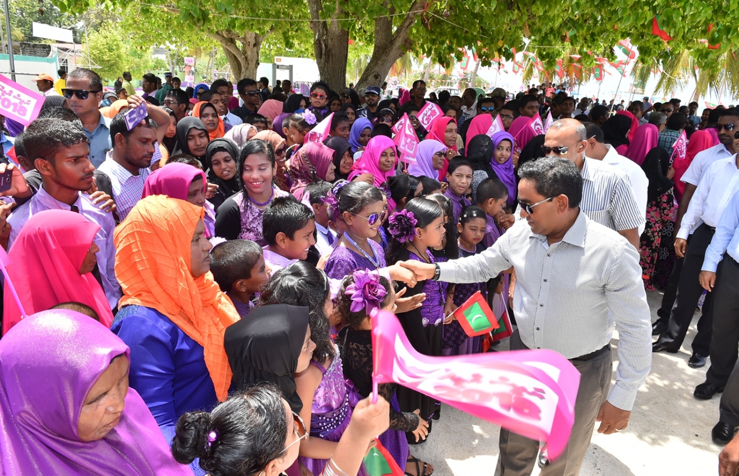 ރައީސް ޔާމީން ހޯރަފުށީގެ ރައްޔިތުންނާ ސަލާމް ކުރައްވަނީ. މި އަހަރު ނިމުމުގެ ކުރިން އައިހެވަން މަޝްރޫއަށް ބިން ހިއްކާނެ ކަމަށް ވިދާޅުވި. - ފޮޓޯ: ރައީސް އޮފީސް