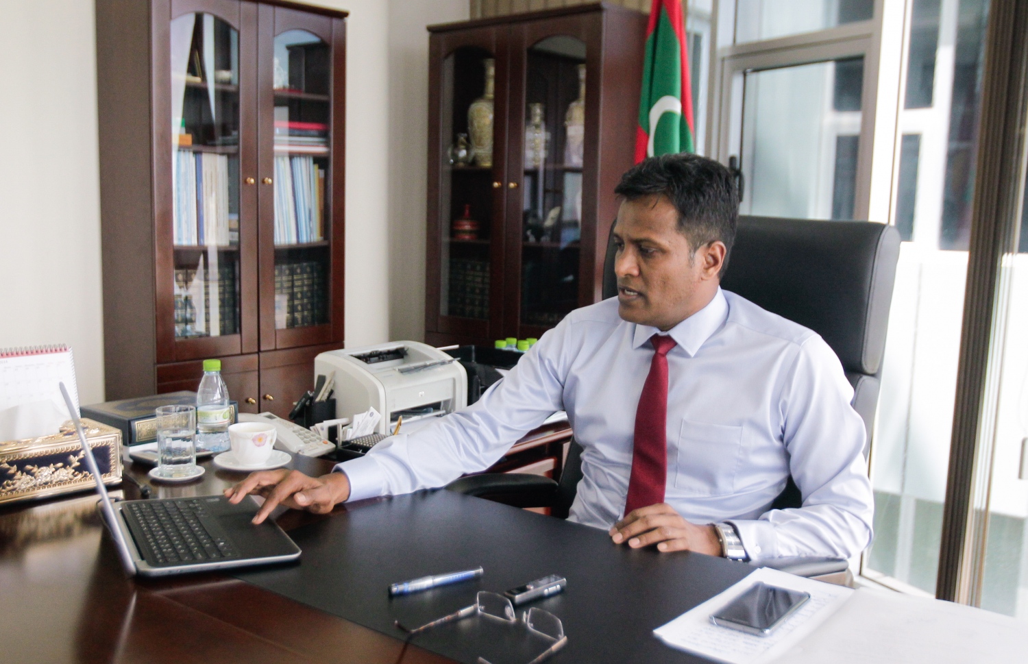 ހޯމް މިނިސްޓަރު ކަމުގައި އުމަރު ހުންނެވި ދުވަސްވަރު މިނިސްޓްރީގައި.---މިހާރު ފައިލް ފޮޓޯ