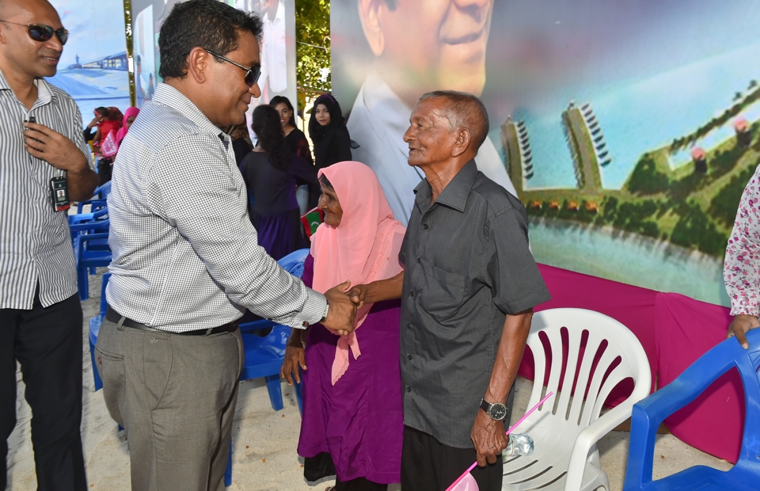ރައީސް ޔާމީން ހޯރަފުށީ ރައްޔިތުންނާ ސަލާމް ކުރައްވަނީ. ރައްޔިތުންގެ އާމްދަނީ އިތުރު ކުރުމަށް މަސައްކަތް ކުރައްވާ ކަމަށް އެމަނިކުފާނު ވިދާޅުވި. - ފޮޓޯ: ރައީސް އޮފީސް