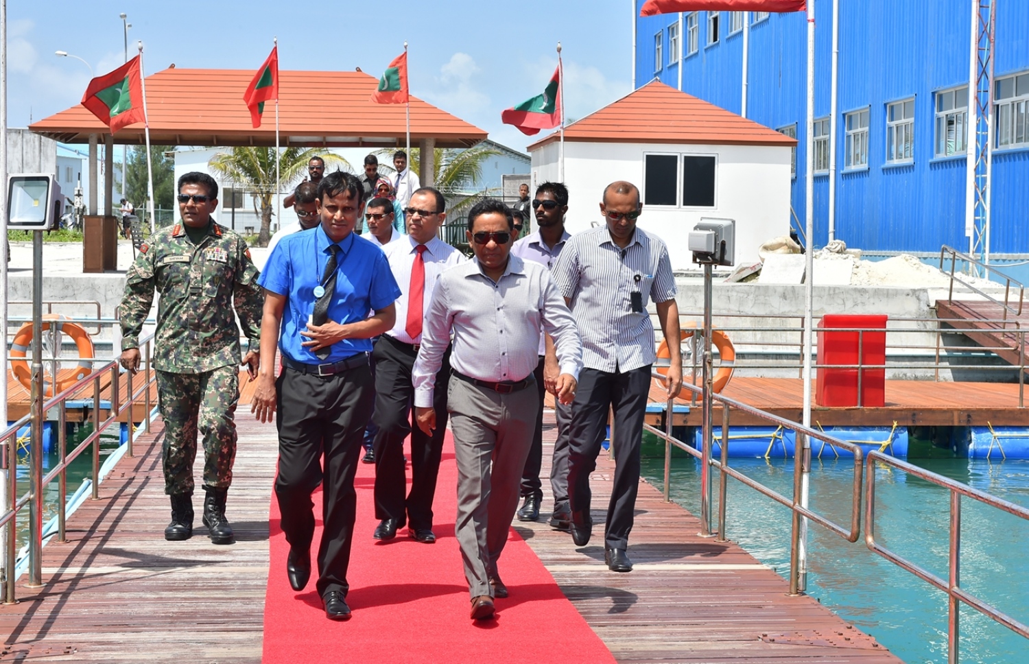 ހއ. ހޯރަފުށި: މޭ 23، 2016: ތިލަދުންމަތި އުތުރުބުރީ ހޯރަފުށީގައި ގާއިމްކުރެވިފައިވާ ނަރުދަމާގެ ނިޒާމް އިފްތިތާހްކޮށްދެއްވުމަށްޓަކައި ބޭއްވި ރަސްމިއްޔާތުގައި ބައިވެރިވެ ވަޑައިގަތުމަށް ރައީސް ޔާމިން އެެރަށަށް ވަޑައިގަންނަވަނީ.-- ފޮޓޯ: ރައީސް އޮފީސް