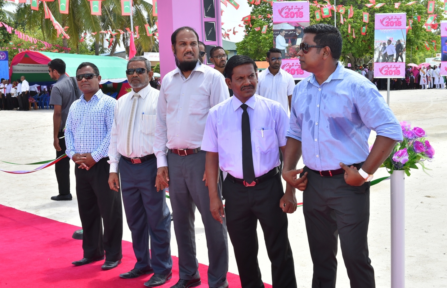 ހއ. ހޯރަފުށި: މޭ 23، 2016: ތިލަދުންމަތި އުތުރުބުރީ ހޯރަފުށީގައި ގާއިމްކުރެވިފައިވާ ނަރުދަމާގެ ނިޒާމް އިފްތިތާހްކޮށްދެއްވުމަށްޓަކައި ބޭއްވި ރަސްމިއްޔާތުގައި ބައިވެރިވެ ވަޑައިގަތުމަށް ރައީސް ޔާމިން ވަޑައިގަންނަވާތީ އެރަށު އިސްވެރިން ރައްޔިތުން އެމަނިކުފާނަށް މަރުހަބާ ކިޔުމަށް ޖެޓީގައި.-- ފޮޓޯ: ރައީސް އޮފީސް