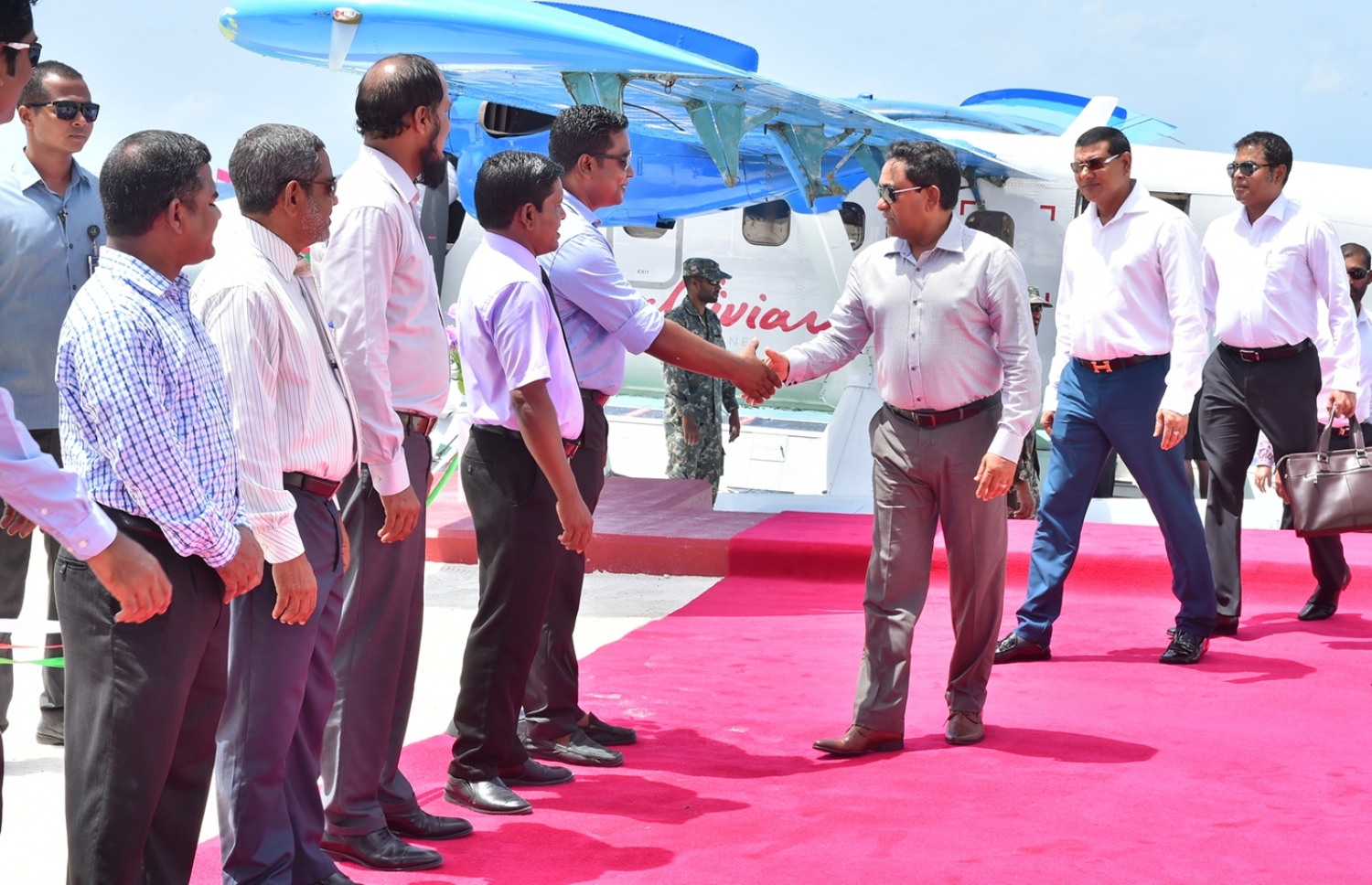 ހއ. ހޯރަފުށި: މޭ 23، 2016: ތިލަދުންމަތި އުތުރުބުރީ ހޯރަފުށީގައި ގާއިމްކުރެވިފައިވާ ނަރުދަމާގެ ނިޒާމް އިފްތިތާހްކޮށްދެއްވުމަށްޓަކައި ބޭއްވި ރަސްމިއްޔާތުގައި ބައިވެރިވެ ވަޑައިގަތުމަށް ރައީސް ޔާމިން ވަޑައިގެންވުމުން އެރަށުގެ އިސްވެރިން އެމަނިކުފާނަށް މަރުހަބާ ކިޔުމަށް ޖެޓީގައި.-- ފޮޓޯ: ރައީސް އޮފީސް