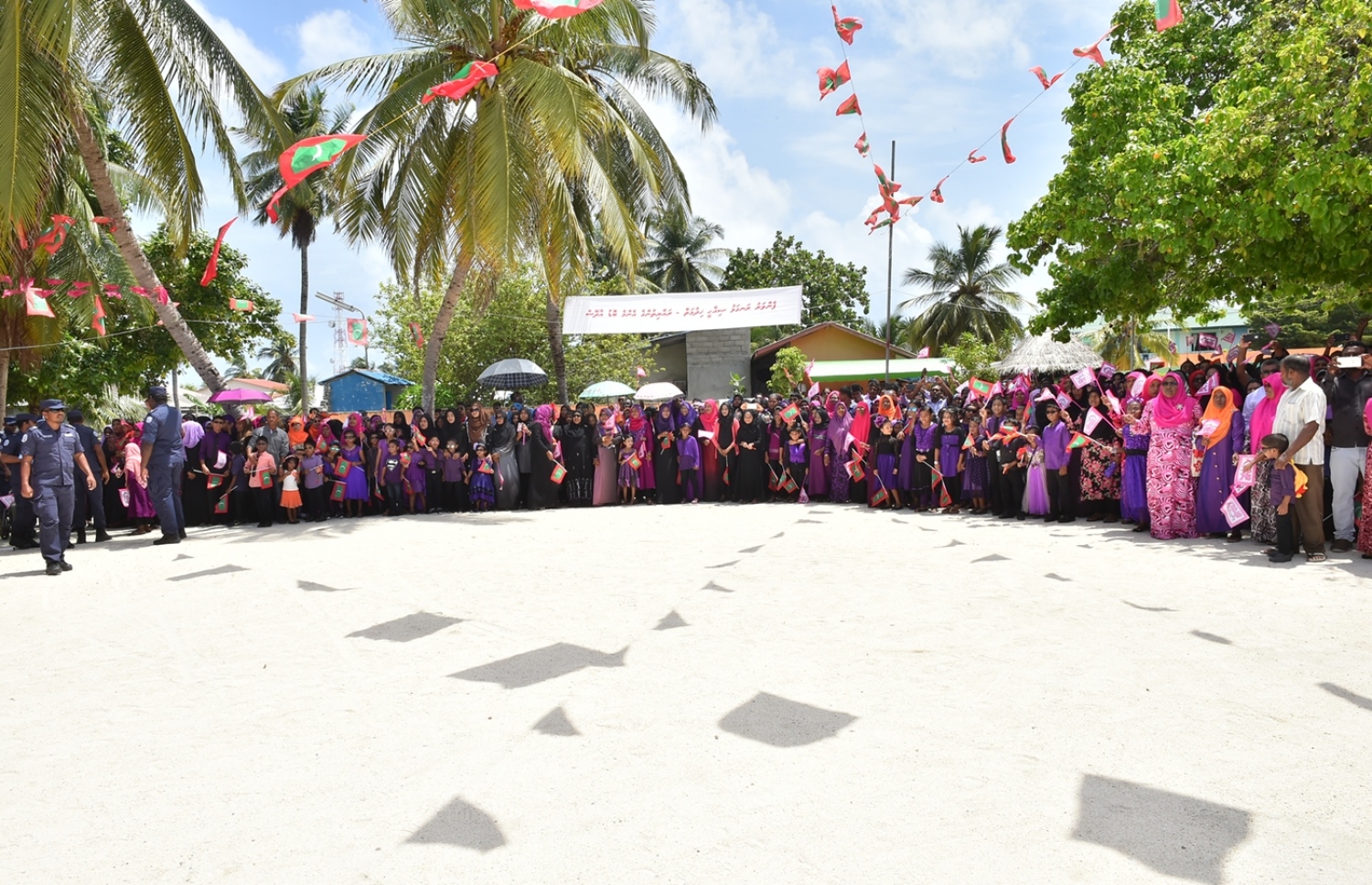 ހއ. ހޯރަފުށި: މޭ 23، 2016: ތިލަދުންމަތި އުތުރުބުރީ ހޯރަފުށީގައި ގާއިމްކުރެވިފައިވާ ނަރުދަމާގެ ނިޒާމް އިފްތިތާހްކޮށްދެއްވުމަށްޓަކައި ބޭއްވި ރަސްމިއްޔާތުގައި ބައިވެރިވެ ވަޑައިގަތުމަށް ރައީސް ޔާމިން ވަޑައިގަންނަވާތީ އެރަށު ރައްޔިތުން އެމަނިކުފާނަށް މަރުހަބާ ކިޔުމަށް އަތިރިމަތީގައި.-- ފޮޓޯ: ރައީސް އޮފީސް