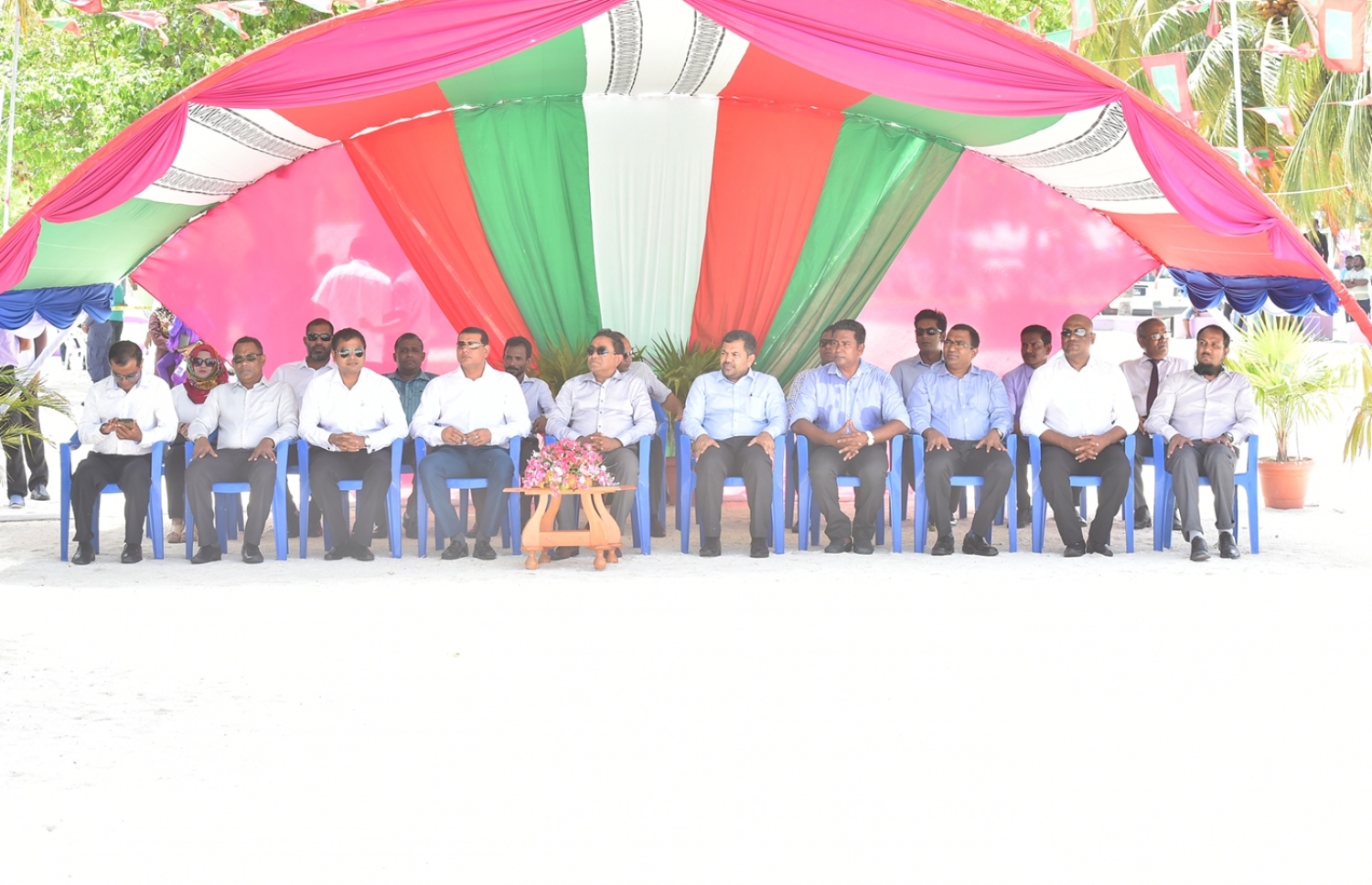 ހއ. ހޯރަފުށި: މޭ 23، 2016: ތިލަދުންމަތި އުތުރުބުރީ ހޯރަފުށީގައި ޤާއިމްކުރެވިފައިވާ ނަރުދަމާގެ ނިޒާމް އިފްތިތާޙްކޮށްދެއްވުމަށްޓަކައި ބޭއްވި ރަސްމިއްޔާތުގައި ރައީސް ޔާމިނާއި ވަޒީރުންނާއި މަޖިލީހުގެ ބައެއް މެމްބަރުން ބައިވެރިވެ ވަޑައިގަންނަވަނީ.-- ފޮޓޯ: ރައީސް އޮފީސް