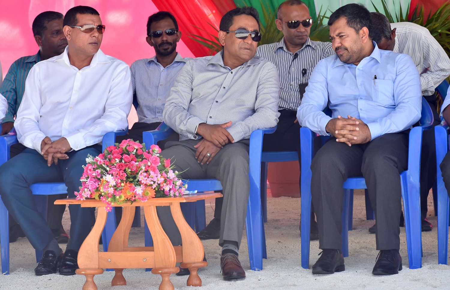 ހއ. ހޯރަފުށި: މޭ 23، 2016: ތިލަދުންމަތި އުތުރުބުރީ ހޯރަފުށީގައި ޤާއިމްކުރެވިފައިވާ ނަރުދަމާގެ ނިޒާމް އިފްތިތާޙްކޮށްދެއްވުމަށްޓަކައި ބޭއްވި ރަސްމިއްޔާތުގައި ރައީސް ޔާމިން(މ)، ޔޫތު މިނިސްޓަރު އަހުމަދު ޒުހޫރު(ކ) އަދި މަޖިލިސް މެމްބަރު އަހުމަދު ސިޔާމް(ވ) ބައިވެރިވެ ވަޑައިގަންނަވަނީ.-- ފޮޓޯ: ރައީސް އޮފީސް