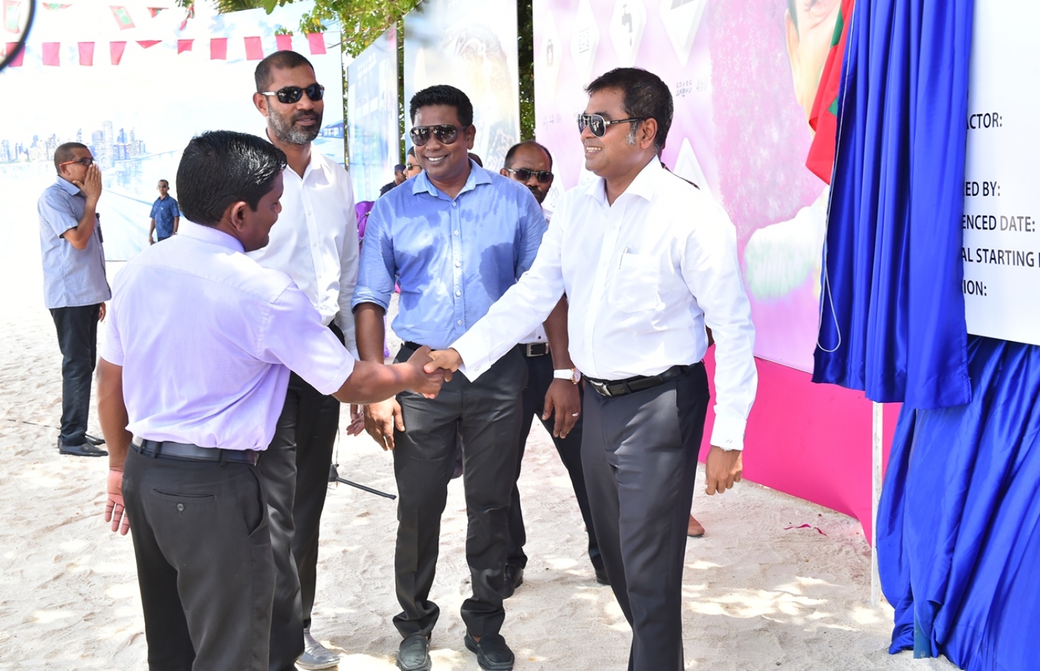 ހއ. ހޯރަފުށި: މޭ 23، 2016: ތިލަދުންމަތި އުތުރުބުރީ ހޯރަފުށީގައި ޤާއިމްކުރެވިފައިވާ ނަރުދަމާގެ ނިޒާމް އިފްތިތާޙްކޮށްދެއްވުމަށްޓަކައި ބޭއްވި ރަސްމިއްޔާތުގައި އެންވާރްމަންޓް މިނިސްޓަރު ތޯރިގް އިބްރާހިމް، ހޯރަފުށި ކައުންސިލަރާ ސަލާމް ކުރައްވަނީ.-- ފޮޓޯ: ރައީސް އޮފީސް