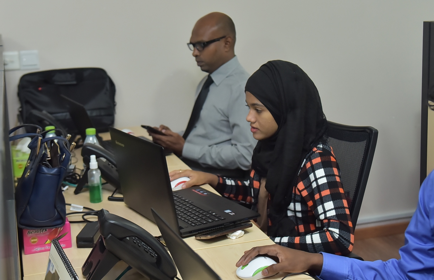 "މިހާރު" ނޫސް އުފެއްދި ދުވަސްވަރު ބޭނުންކުރި ނިއުސް ރޫމްގައި ދެ ނޫސްވެރިއަކު މަސައްކަތުގައި.