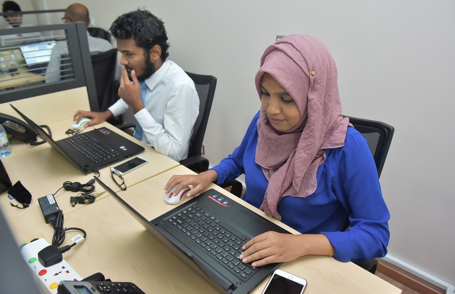 "މިހާރު"" ގެ ނިއުސް ރޫމްގައި ދެ ނޫސްވެރިއަކު މަސައްކަތުގައި.