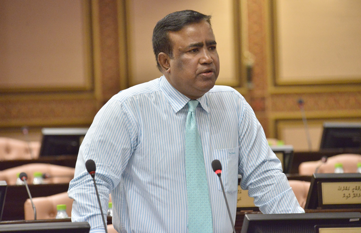 މަޖިލީހުގެ ޖަލްސާއެއްގައި އަބްދުލްގަފޫރު މޫސާ ވާހަކަ ދައްކަވަނީ. ބިމާ ގުޅޭ ގާނޫނަށް ހުށަހެޅި އިސްލާހަށް ތާއީދު ކުރައްވާ ކަމަށް އިދިކޮޅު މެމްބަރުން ވިދާޅުވި. - ފޮޓޯ: މަޖިލިސް