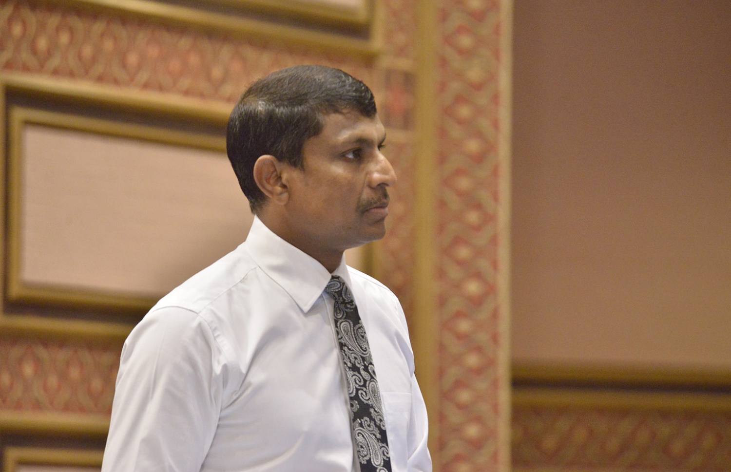 ވިލުފުށީ ދާއިރާގެ މެމްބަރު ރިޔާޒް ރަޝީދު މަޖިލީހުގެ ޖަލްސާއެއްގައި ވާހަކަ ދައްކަވަނީ: މިނިސްޓަރު ތޯރިގް ކޮމިޓީއަށް ހާޒިރުކުރުމުގެ އަމުރެއް ނެރުއްވާނެ ކަމަށް މިއަދު ވިދާޅުވި.- ފޮޓޯ: މަޖިލިސް