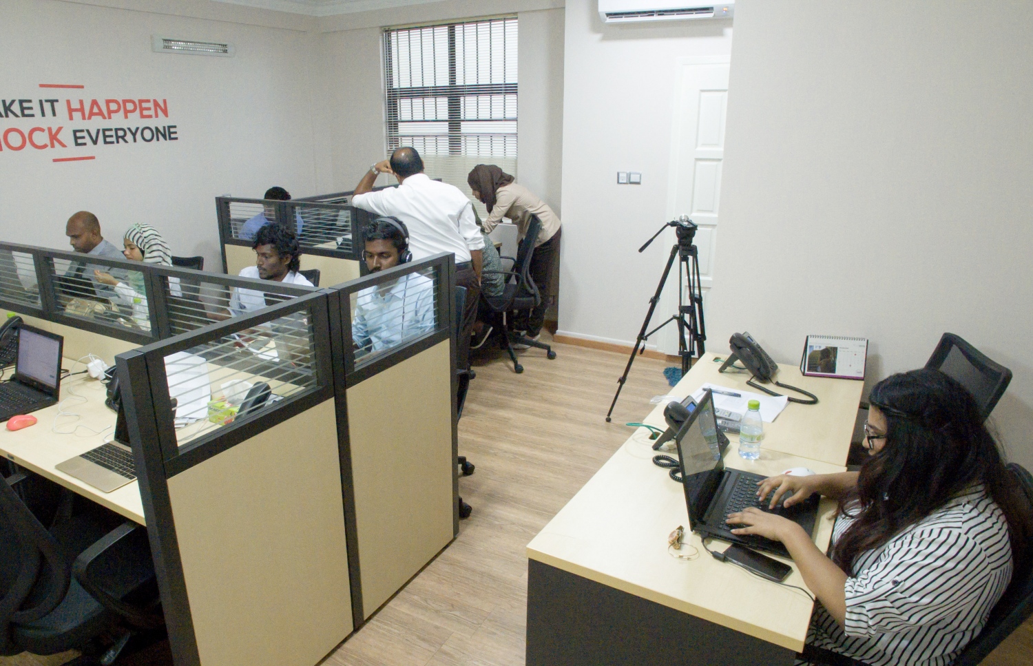 "މިހާރު"ގެ ބައެއް ނޫސްވެރިން މަސައްކަތުގައި.-- ފައިލް ފޮޓޯ: މުހައްމަދު ޝަރުހާން/ މިހާރު