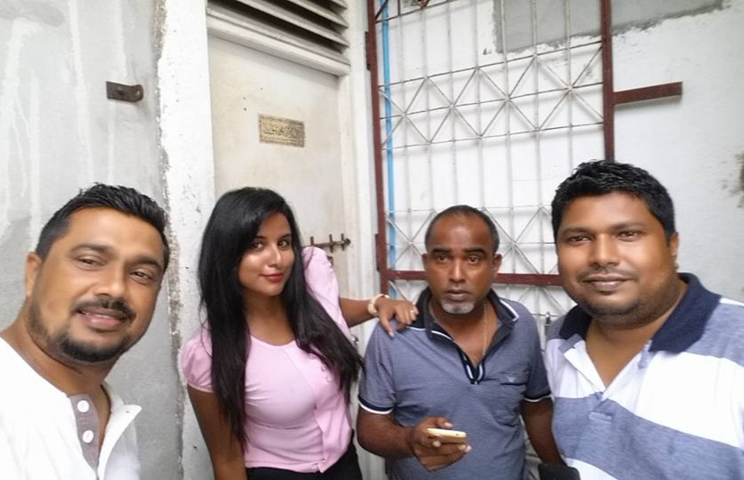 ޗިއްޕެ (ކ) "ފަންސަހައްޓި" ޑްރާމާގެ ދެ ޑައިރެކްޓަރުން ކަމަށްވާ ޝާޒާއި މަނިކާ އެކު.