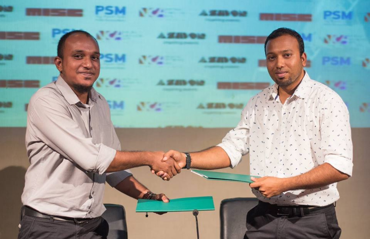 މިސްކާއި އެޒައިޑޮން އާ ދެމެދު ނާޝިދުގެ ޓްރިބިއުޓް ޝޯގެ އެއްބަސްވުން ބަދަލު ކުރަނީ. ފޮޓޯ: މިސްކް