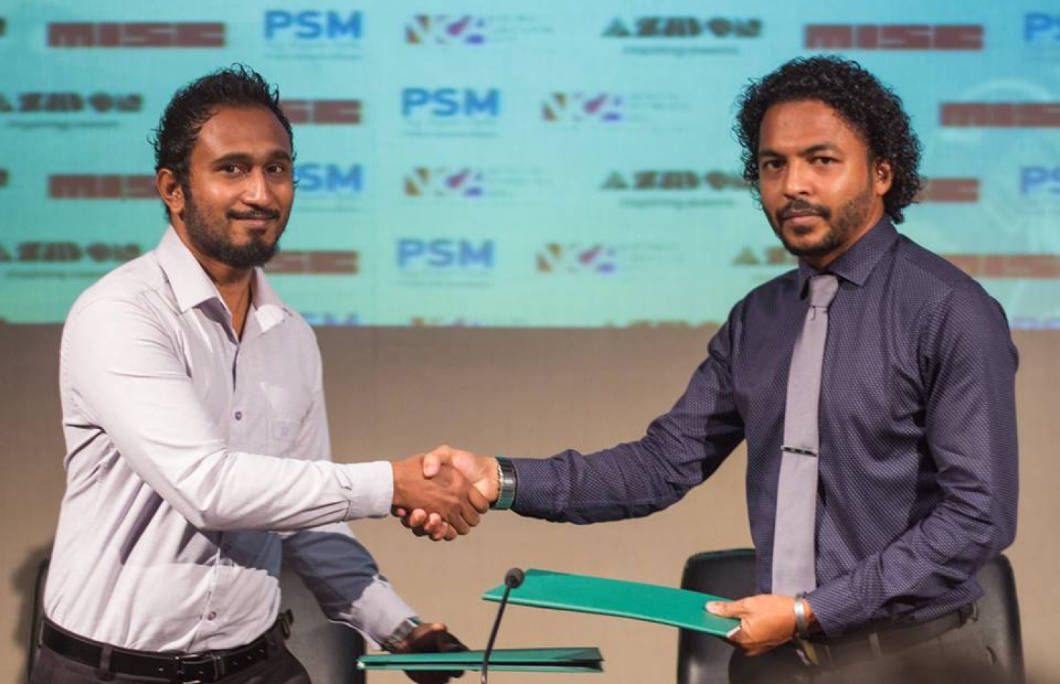 އެންސީއޭގެ އެގްޒެކެޓިކް ކޯޑިނޭޓަރު ނާޒިމާއި މިސްކްގެ ފައުންޑަ އަދި އެޑިޓަރު ރިއާޔަރު ޓްރިބިއުޓް ޝޯގެ އެއްބަސްވުން ބަދަލު ކުރަނީ. ފޮޓޯ: މިސްކް