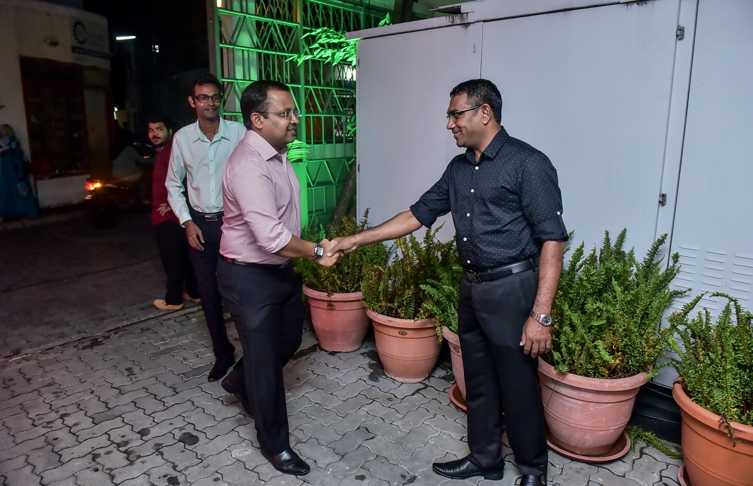 މާލެ: މޭ 24، 2016: "މިހާރު" ނޫހާއި ވެބްސައިޓް ލޯންޗްކުރުމަށް މިރޭ ޗަންޕާ ސެންޓްރަލް ހޮޓެލްގައި ބޭއްވި ރަސްމިއްޔާތުގެ ތެރެއިން: ކުރިން "ހަވީރު"ގައި މަސައްކަތްކުރި ނޫސްވެރިންގެ މައްޗަށް ބިނާވެފައިވާ ޓީމަކުން "މިހާރު" ނޫސް ނެރެ އަދި އޭގެ ވެބްސައިޓެއް ހެދީ މާޗު 31 ގައި ސިވިލް ކޯޓުން ނެރުނު އަމުރަކާ ގުޅިގެން "ހަވީރު"ގެ މަސައްކަތް ވަގުތީ ގޮތުން ހުއްޓާލުމުން.---ނިޝާން އަލީ/މިހާރު ފޮޓޯ