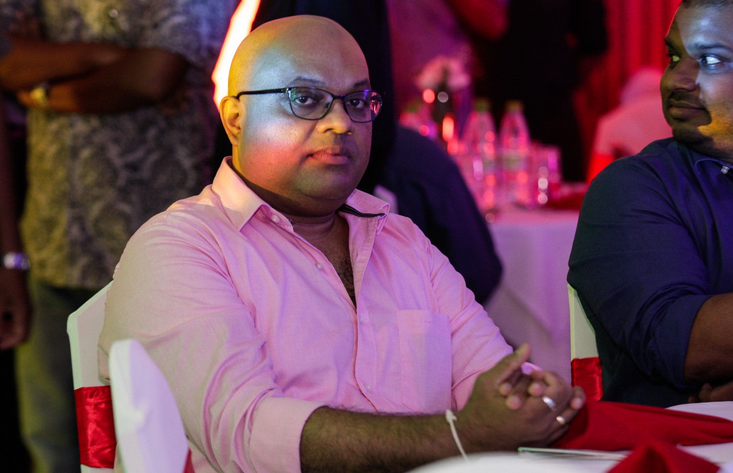 މާލެ: މޭ 24، 2016: "މިހާރު" ނޫހާއި ވެބްސައިޓް ލޯންޗްކުރުމަށް މިރޭ ޗަންޕާ ސެންޓްރަލް ހޮޓެލްގައި ބޭއްވި ރަސްމިއްޔާތުގެ ތެރެއިން: ކުރިން "ހަވީރު"ގައި މަސައްކަތްކުރި ނޫސްވެރިންގެ މައްޗަށް ބިނާވެފައިވާ ޓީމަކުން "މިހާރު" ނޫސް ނެރެ އަދި އޭގެ ވެބްސައިޓެއް ހެދީ މާޗު 31 ގައި ސިވިލް ކޯޓުން ނެރުނު އަމުރަކާ ގުޅިގެން "ހަވީރު"ގެ މަސައްކަތް ވަގުތީ ގޮތުން ހުއްޓާލުމުން.---މުހައްމަދު ޝަރުހާން /މިހާރު ފޮޓޯ