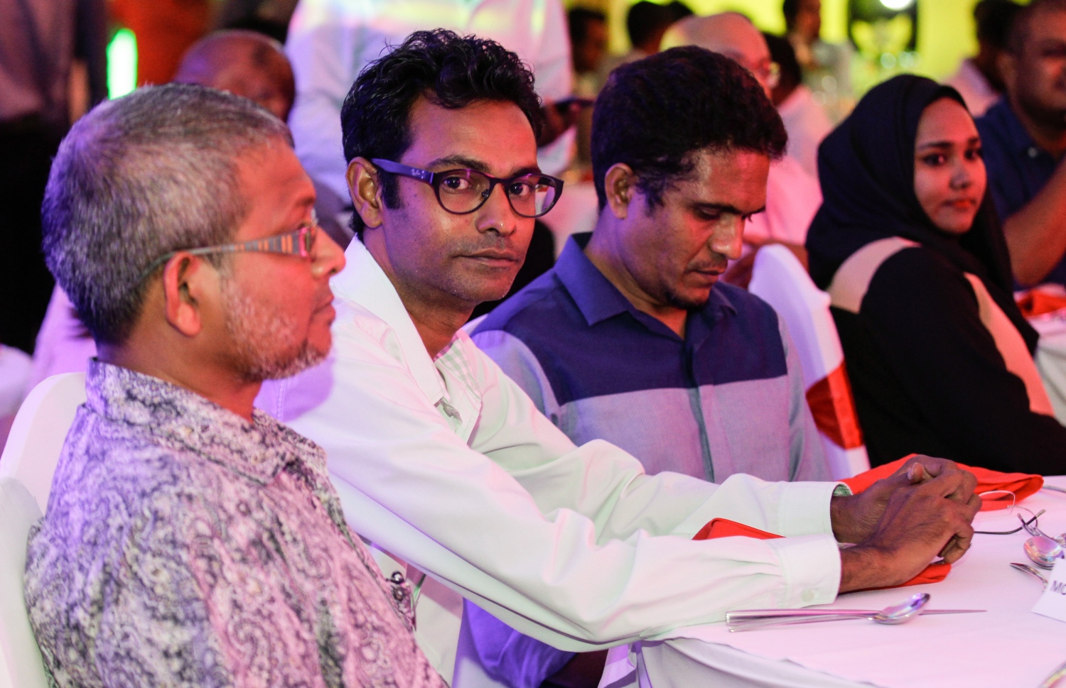 މާލެ: މޭ 24، 2016: "މިހާރު" ނޫހާއި ވެބްސައިޓް ލޯންޗްކުރުމަށް މިރޭ ޗަންޕާ ސެންޓްރަލް ހޮޓެލްގައި ބޭއްވި ރަސްމިއްޔާތުގެ ތެރެއިން: ކުރިން "ހަވީރު"ގައި މަސައްކަތްކުރި ނޫސްވެރިންގެ މައްޗަށް ބިނާވެފައިވާ ޓީމަކުން "މިހާރު" ނޫސް ނެރެ އަދި އޭގެ ވެބްސައިޓެއް ހެދީ މާޗު 31 ގައި ސިވިލް ކޯޓުން ނެރުނު އަމުރަކާ ގުޅިގެން "ހަވީރު"ގެ މަސައްކަތް ވަގުތީ ގޮތުން ހުއްޓާލުމުން.---މުހައްމަދު ޝަރުހާން /މިހާރު ފޮޓޯ