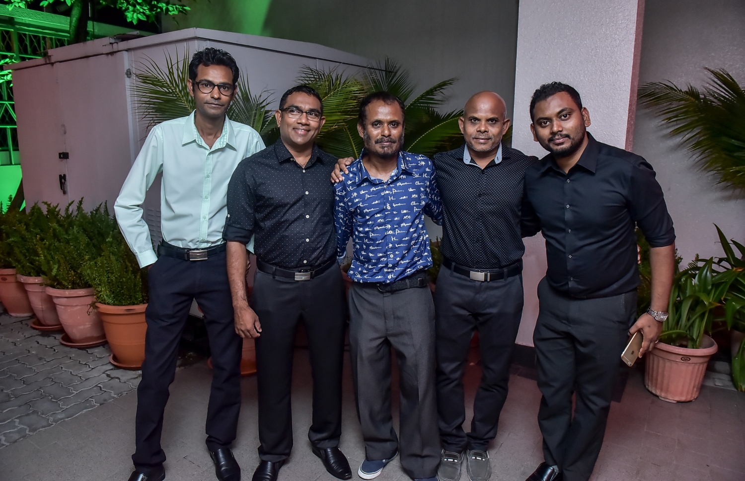 މާލެ: މޭ 24، 2016: "މިހާރު" ނޫހާއި ވެބްސައިޓް ލޯންޗްކުރުމަށް މިރޭ ޗަންޕާ ސެންޓްރަލް ހޮޓެލްގައި ބޭއްވި ރަސްމިއްޔާތުގެ ތެރެއިން: ކުރިން "ހަވީރު"ގައި މަސައްކަތްކުރި ނޫސްވެރިންގެ މައްޗަށް ބިނާވެފައިވާ ޓީމަކުން "މިހާރު" ނޫސް ނެރެ އަދި އޭގެ ވެބްސައިޓެއް ހެދީ މާޗު 31 ގައި ސިވިލް ކޯޓުން ނެރުނު އަމުރަކާ ގުޅިގެން "ހަވީރު"ގެ މަސައްކަތް ވަގުތީ ގޮތުން ހުއްޓާލުމުން.---ނިޝާން އަލީ /މިހާރު ފޮޓޯ