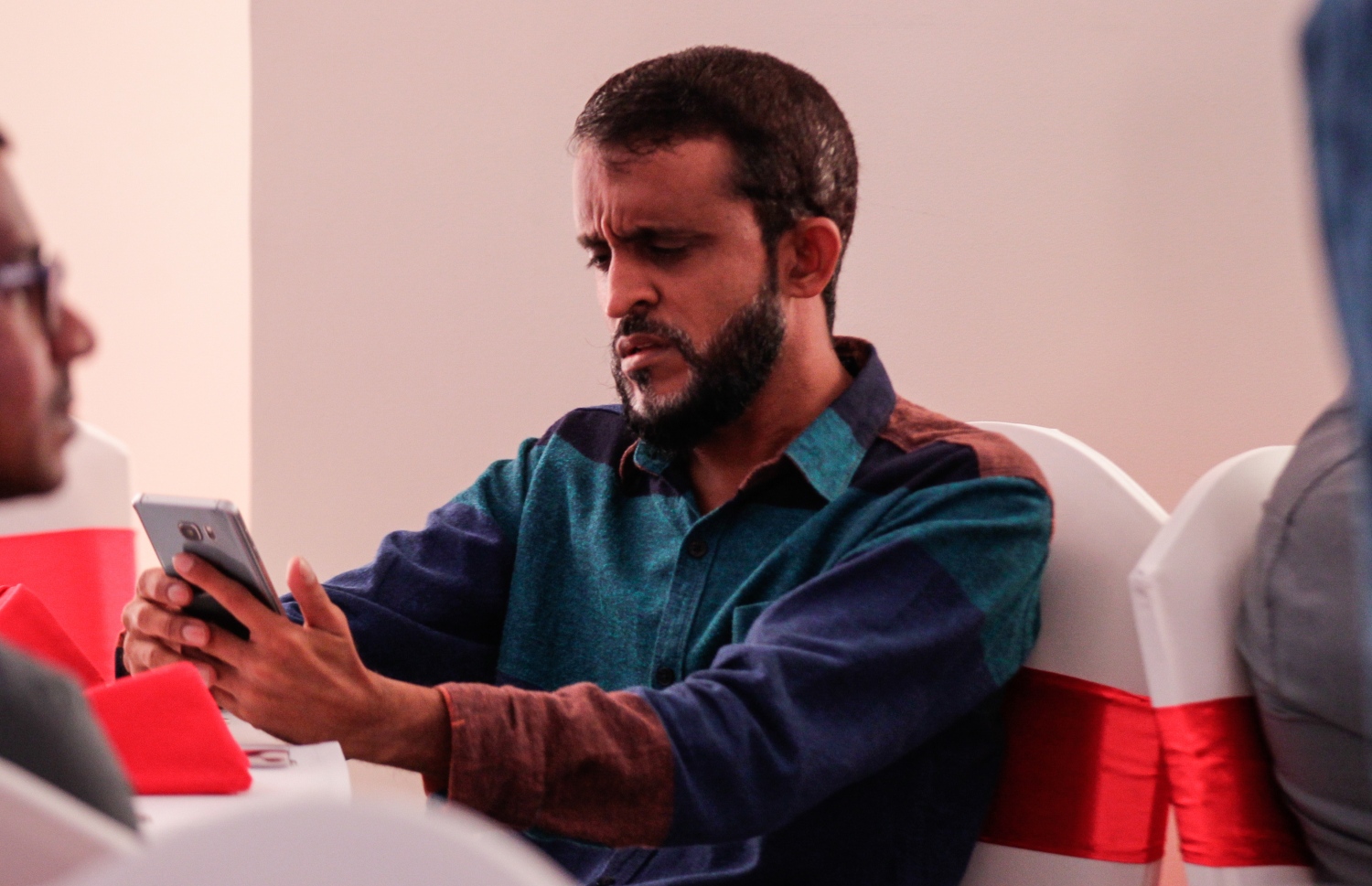 މާލެ: މޭ 24، 2016: "މިހާރު" ނޫހާއި ވެބްސައިޓް ލޯންޗްކުރުމަށް މިރޭ ޗަންޕާ ސެންޓްރަލް ހޮޓެލްގައި ބޭއްވި ރަސްމިއްޔާތުގެ ތެރެއިން: ކުރިން "ހަވީރު"ގައި މަސައްކަތްކުރި ނޫސްވެރިންގެ މައްޗަށް ބިނާވެފައިވާ ޓީމަކުން "މިހާރު" ނޫސް ނެރެ އަދި އޭގެ ވެބްސައިޓެއް ހެދީ މާޗު 31 ގައި ސިވިލް ކޯޓުން ނެރުނު އަމުރަކާ ގުޅިގެން "ހަވީރު"ގެ މަސައްކަތް ވަގުތީ ގޮތުން ހުއްޓާލުމުން.---މުހައްމަދު ޝަރުހާން /މިހާރު ފޮޓޯ