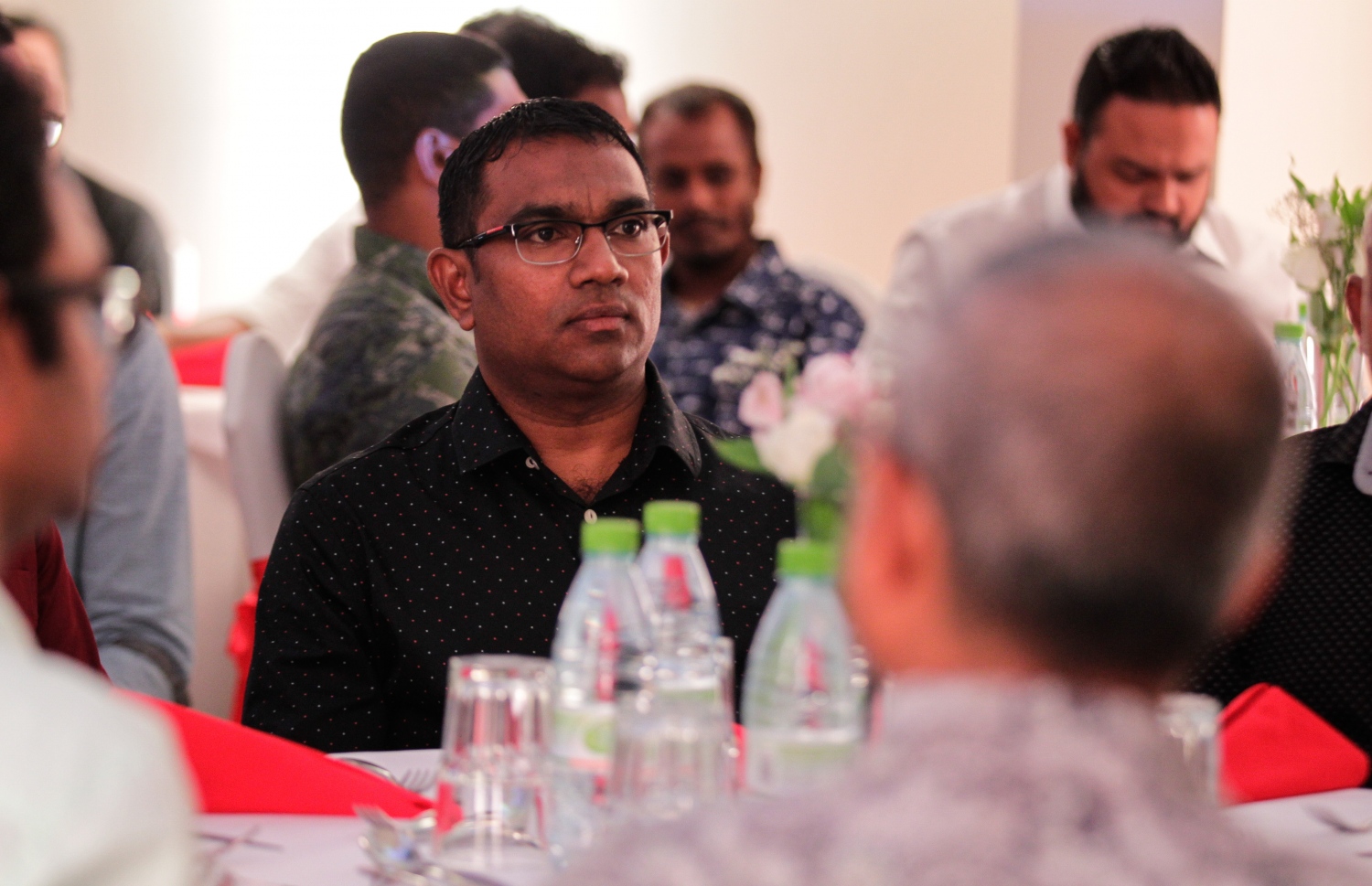 މާލެ: މޭ 24، 2016: "މިހާރު" ނޫހާއި ވެބްސައިޓް ލޯންޗްކުރުމަށް މިރޭ ޗަންޕާ ސެންޓްރަލް ހޮޓެލްގައި ބޭއްވި ރަސްމިއްޔާތުގެ ތެރެއިން: ކުރިން "ހަވީރު"ގައި މަސައްކަތްކުރި ނޫސްވެރިންގެ މައްޗަށް ބިނާވެފައިވާ ޓީމަކުން "މިހާރު" ނޫސް ނެރެ އަދި އޭގެ ވެބްސައިޓެއް ހެދީ މާޗު 31 ގައި ސިވިލް ކޯޓުން ނެރުނު އަމުރަކާ ގުޅިގެން "ހަވީރު"ގެ މަސައްކަތް ވަގުތީ ގޮތުން ހުއްޓާލުމުން.---މުހައްމަދު ޝަރުހާން /މިހާރު ފޮޓޯ