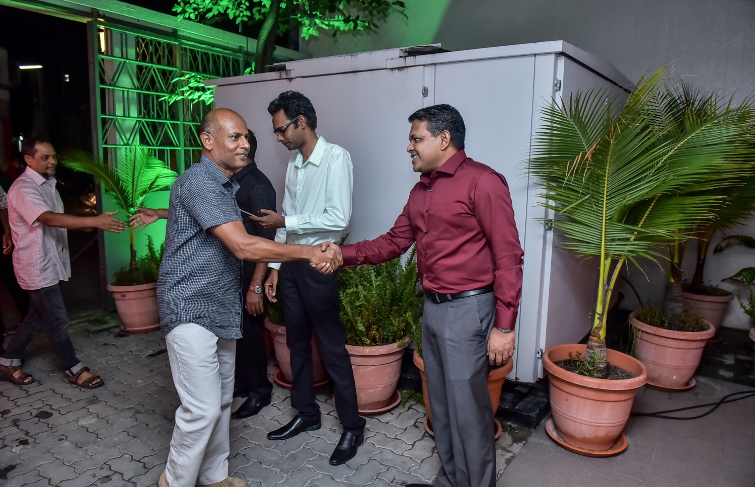 މާލެ: މޭ 24، 2016: "މިހާރު" ނޫހާއި ވެބްސައިޓް ލޯންޗްކުރުމަށް މިރޭ ޗަންޕާ ސެންޓްރަލް ހޮޓެލްގައި ބޭއްވި ރަސްމިއްޔާތުގެ ތެރެއިން: ކުރިން "ހަވީރު"ގައި މަސައްކަތްކުރި ނޫސްވެރިންގެ މައްޗަށް ބިނާވެފައިވާ ޓީމަކުން "މިހާރު" ނޫސް ނެރެ އަދި އޭގެ ވެބްސައިޓެއް ހެދީ މާޗު 31 ގައި ސިވިލް ކޯޓުން ނެރުނު އަމުރަކާ ގުޅިގެން "ހަވީރު"ގެ މަސައްކަތް ވަގުތީ ގޮތުން ހުއްޓާލުމުން.---ނިޝާން އަލީ/މިހާރު ފޮޓޯ