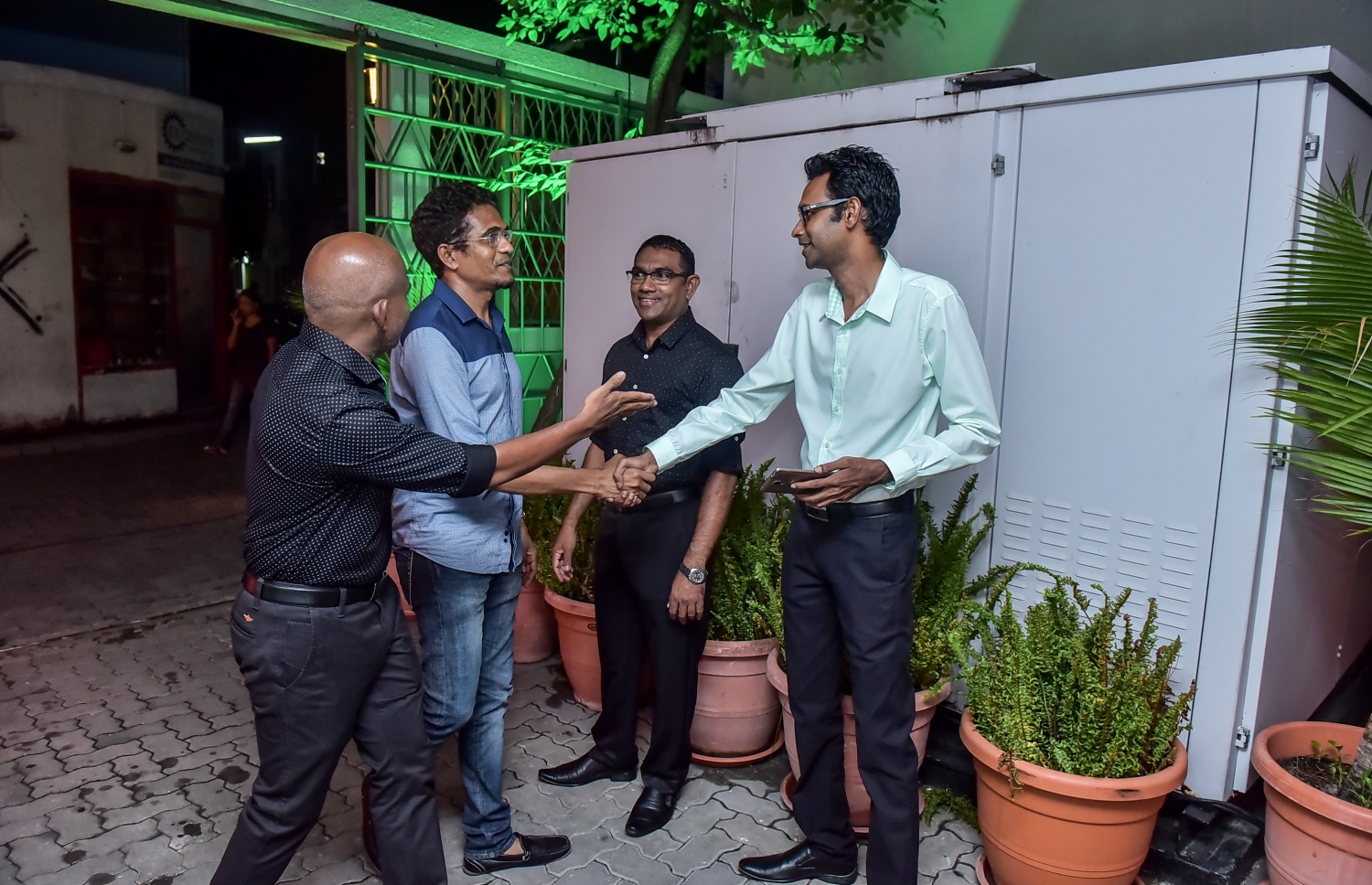 މާލެ: މޭ 24، 2016: "މިހާރު" ނޫހާއި ވެބްސައިޓް ލޯންޗްކުރުމަށް މިރޭ ޗަންޕާ ސެންޓްރަލް ހޮޓެލްގައި ބޭއްވި ރަސްމިއްޔާތަށް ވިލިމާލެ ދާއިރާގެ ނިހާން ވަޑައިގަތުމުން، "މިހާރު"ގެ އެޑިޓަރު އިސްމާއިލް ނަސީރު މަރުހަބާ ވިދާޅުވަނީ: ކުރިން "ހަވީރު"ގައި މަސައްކަތްކުރި ނޫސްވެރިންގެ މައްޗަށް ބިނާވެފައިވާ ޓީމަކުން "މިހާރު" ނޫސް ނެރެ އަދި އޭގެ ވެބްސައިޓެއް ހެދީ މާޗު 31 ގައި ސިވިލް ކޯޓުން ނެރުނު އަމުރަކާ ގުޅިގެން "ހަވީރު"ގެ މަސައްކަތް ވަގުތީ ގޮތުން ހުއްޓާލުމުން.---ނިޝާން އަލީ/މިހާރު ފޮޓޯ