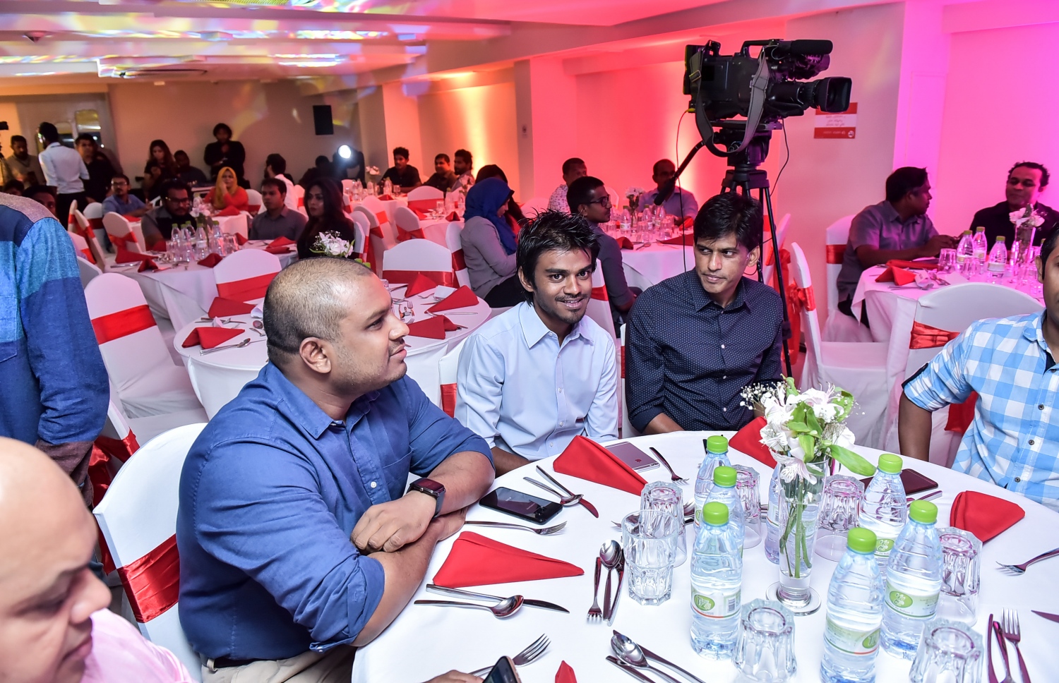 މާލެ: މޭ 24، 2016: "މިހާރު" ނޫހާއި ވެބްސައިޓް ލޯންޗްކުރުމަށް މިރޭ ޗަންޕާ ސެންޓްރަލް ހޮޓެލްގައި ބޭއްވި ރަސްމިއްޔާތުގެ ތެރެއިން: ކުރިން "ހަވީރު"ގައި މަސައްކަތްކުރި ނޫސްވެރިންގެ މައްޗަށް ބިނާވެފައިވާ ޓީމަކުން "މިހާރު" ނޫސް ނެރެ އަދި އޭގެ ވެބްސައިޓެއް ހެދީ މާޗު 31 ގައި ސިވިލް ކޯޓުން ނެރުނު އަމުރަކާ ގުޅިގެން "ހަވީރު"ގެ މަސައްކަތް ވަގުތީ ގޮތުން ހުއްޓާލުމުން.---ނިޝާން އަލީ/މިހާރު ފޮޓޯ