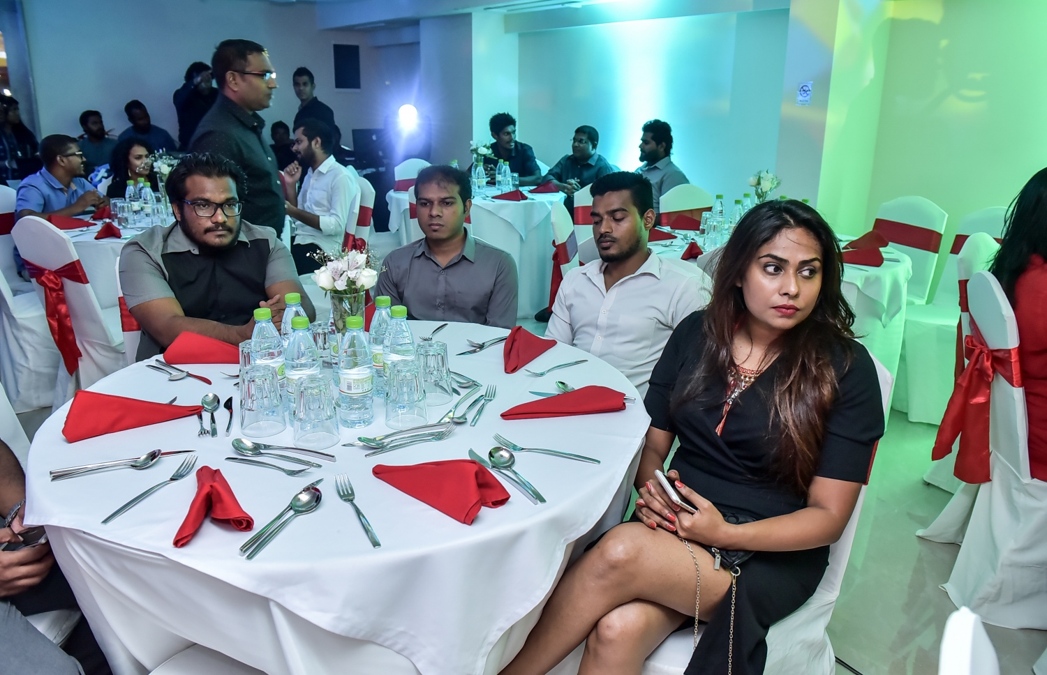 މާލެ: މޭ 24، 2016: "މިހާރު" ނޫހާއި ވެބްސައިޓް ލޯންޗްކުރުމަށް މިރޭ ޗަންޕާ ސެންޓްރަލް ހޮޓެލްގައި ބޭއްވި ރަސްމިއްޔާތުގެ ތެރެއިން: ކުރިން "ހަވީރު"ގައި މަސައްކަތްކުރި ނޫސްވެރިންގެ މައްޗަށް ބިނާވެފައިވާ ޓީމަކުން "މިހާރު" ނޫސް ނެރެ އަދި އޭގެ ވެބްސައިޓެއް ހެދީ މާޗު 31 ގައި ސިވިލް ކޯޓުން ނެރުނު އަމުރަކާ ގުޅިގެން "ހަވީރު"ގެ މަސައްކަތް ވަގުތީ ގޮތުން ހުއްޓާލުމުން.---ނިޝާން އަލީ/މިހާރު ފޮޓޯ