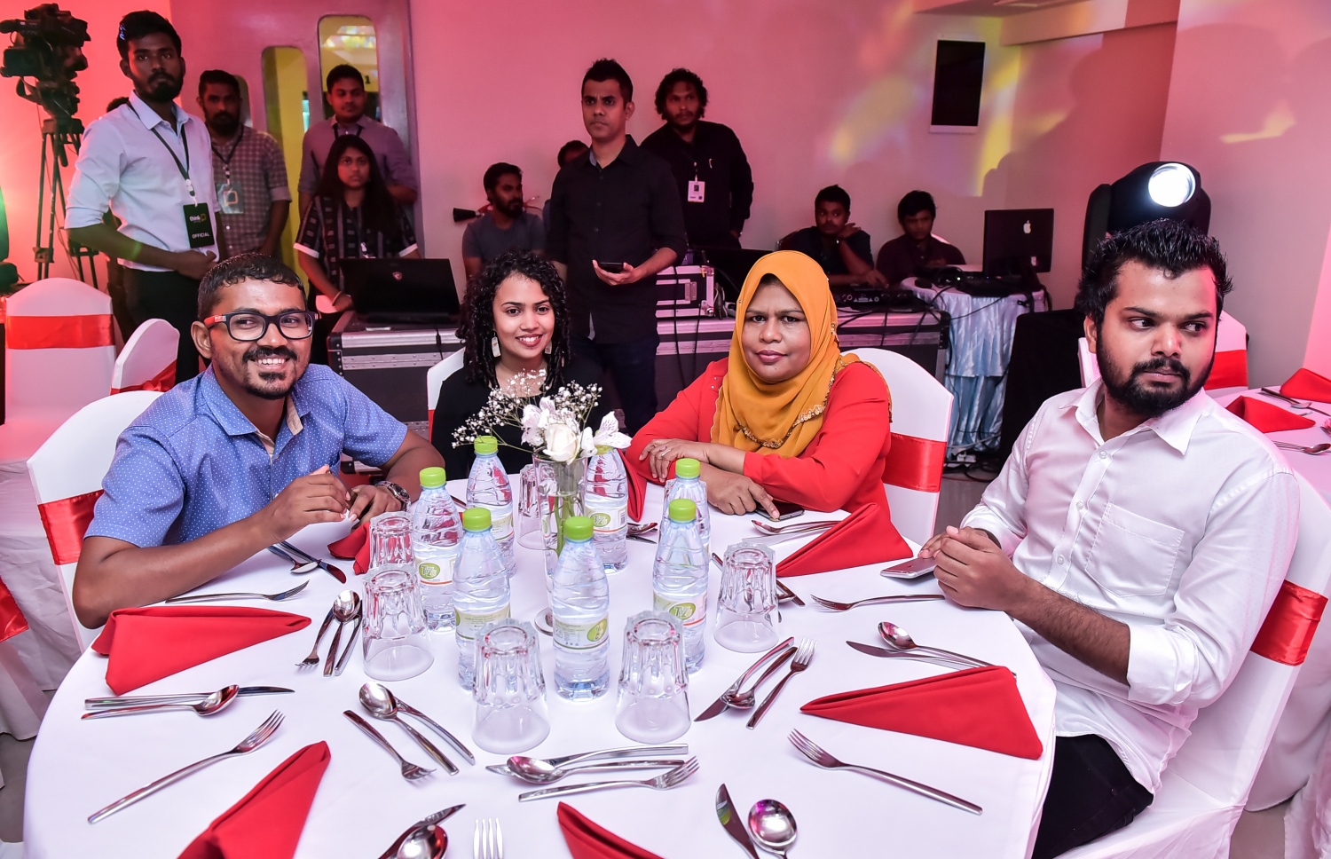 މާލެ: މޭ 24، 2016: "މިހާރު" ނޫހާއި ވެބްސައިޓް ލޯންޗްކުރުމަށް މިރޭ ޗަންޕާ ސެންޓްރަލް ހޮޓެލްގައި ބޭއްވި ރަސްމިއްޔާތުގައި މޯލްޑިވްސް މީޑިއާ ކައުންސިލްގެ ބައެއް މެމްބަރުން: ކުރިން "ހަވީރު"ގައި މަސައްކަތްކުރި ނޫސްވެރިންގެ މައްޗަށް ބިނާވެފައިވާ ޓީމަކުން "މިހާރު" ނޫސް ނެރެ އަދި އޭގެ ވެބްސައިޓެއް ހެދީ މާޗު 31 ގައި ސިވިލް ކޯޓުން ނެރުނު އަމުރަކާ ގުޅިގެން "ހަވީރު"ގެ މަސައްކަތް ވަގުތީ ގޮތުން ހުއްޓާލުމުން.---ނިޝާން އަލީ/މިހާރު ފޮޓޯ