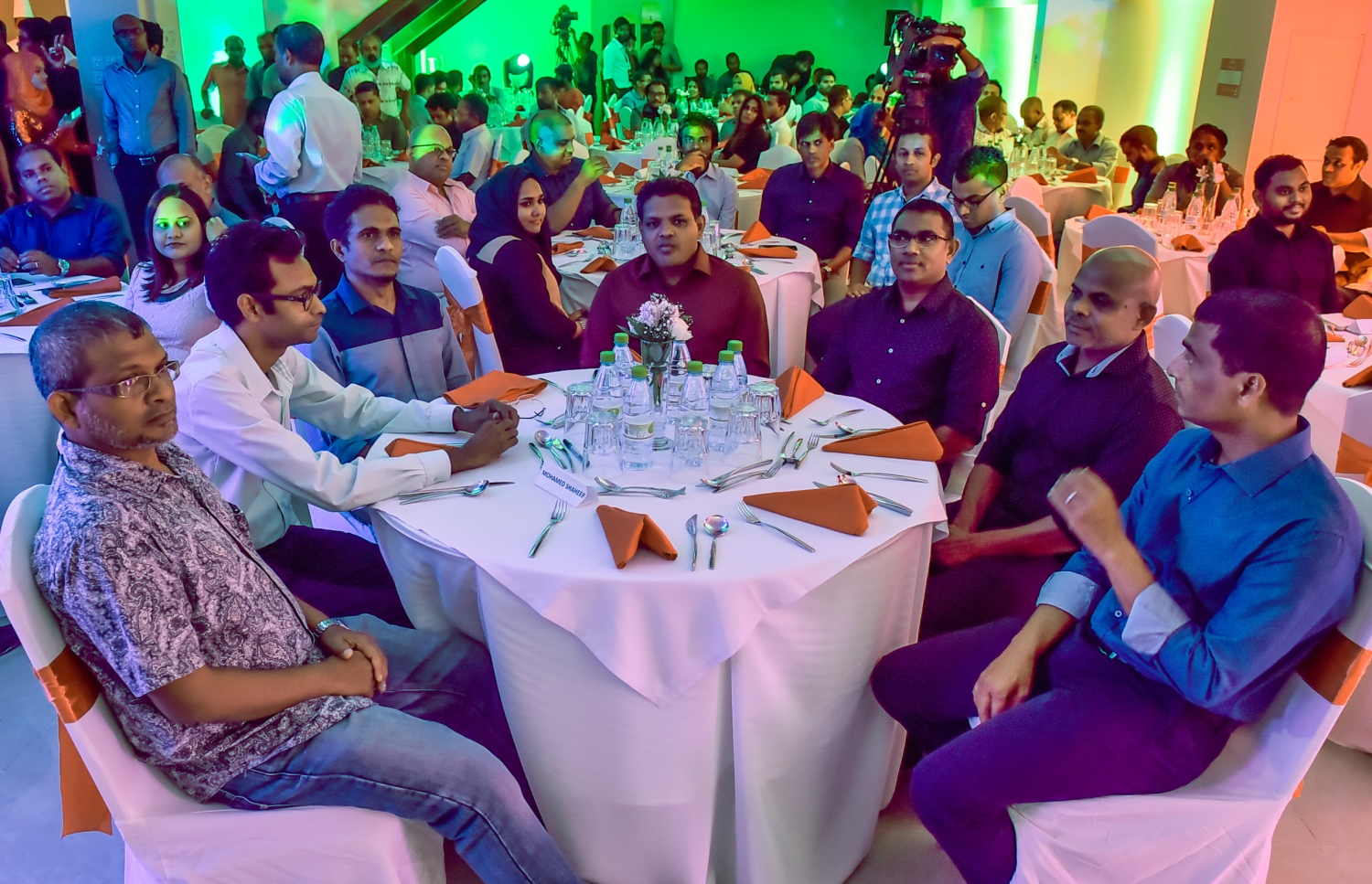 މާލެ: މޭ 24، 2016: "މިހާރު" ނޫހާއި ވެބްސައިޓް ލޯންޗްކުރުމަށް މިރޭ ޗަންޕާ ސެންޓްރަލް ހޮޓެލްގައި ބޭއްވި ރަސްމިއްޔާތުގެ ތެރެއިން: ކުރިން "ހަވީރު"ގައި މަސައްކަތްކުރި ނޫސްވެރިންގެ މައްޗަށް ބިނާވެފައިވާ ޓީމަކުން "މިހާރު" ނޫސް ނެރެ އަދި އޭގެ ވެބްސައިޓެއް ހެދީ މާޗު 31 ގައި ސިވިލް ކޯޓުން ނެރުނު އަމުރަކާ ގުޅިގެން "ހަވީރު"ގެ މަސައްކަތް ވަގުތީ ގޮތުން ހުއްޓާލުމުން.---ނިޝާން އަލީ/މިހާރު ފޮޓޯ