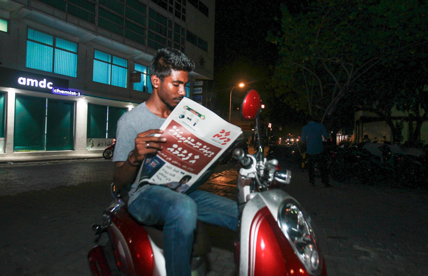 މާލެ: މޭ 24، 2016: "މިހާރު" ނޫހާއި ވެބްސައިޓް ލޯންޗްކުރުމަށް މިރޭ ޗަންޕާ ސެންޓްރަލް ހޮޓެލްގައި ބޭއްވި ރަސްމިއްޔާތަށް ފަހު، "މިހާރު" ނޫސް މީހަކު ކިޔަނީ: ކުރިން "ހަވީރު"ގައި މަސައްކަތްކުރި ނޫސްވެރިންގެ މައްޗަށް ބިނާވެފައިވާ ޓީމަކުން "މިހާރު" ނޫސް ނެރެ އަދި އޭގެ ވެބްސައިޓެއް ހެދީ މާޗު 31 ގައި ސިވިލް ކޯޓުން ނެރުނު އަމުރަކާ ގުޅިގެން "ހަވީރު"ގެ މަސައްކަތް ވަގުތީ ގޮތުން ހުއްޓާލުމުން.---މުހައްމަދު ޝަރުހާން /މިހާރު ފޮޓޯ