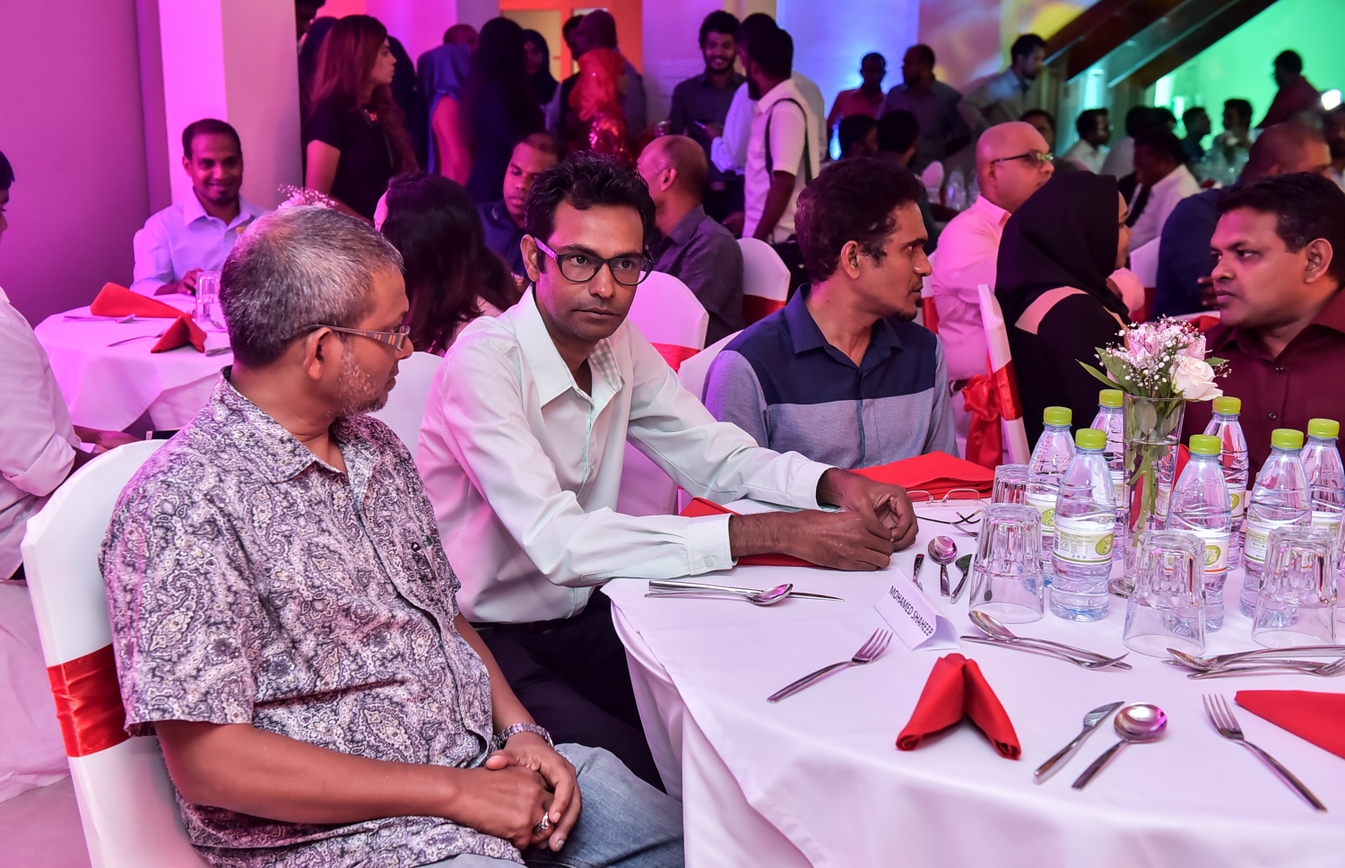 މާލެ: މޭ 24، 2016: "މިހާރު" ނޫހާއި ވެބްސައިޓް ލޯންޗްކުރުމަށް މިރޭ ޗަންޕާ ސެންޓްރަލް ހޮޓެލްގައި ބޭއްވި ރަސްމިއްޔާތުގެ ތެރެއިން: ކުރިން "ހަވީރު"ގައި މަސައްކަތްކުރި ނޫސްވެރިންގެ މައްޗަށް ބިނާވެފައިވާ ޓީމަކުން "މިހާރު" ނޫސް ނެރެ އަދި އޭގެ ވެބްސައިޓެއް ހެދީ މާޗު 31 ގައި ސިވިލް ކޯޓުން ނެރުނު އަމުރަކާ ގުޅިގެން "ހަވީރު"ގެ މަސައްކަތް ވަގުތީ ގޮތުން ހުއްޓާލުމުން.---މުހައްމަދު ޝަރުހާން /މިހާރު ފޮޓޯ