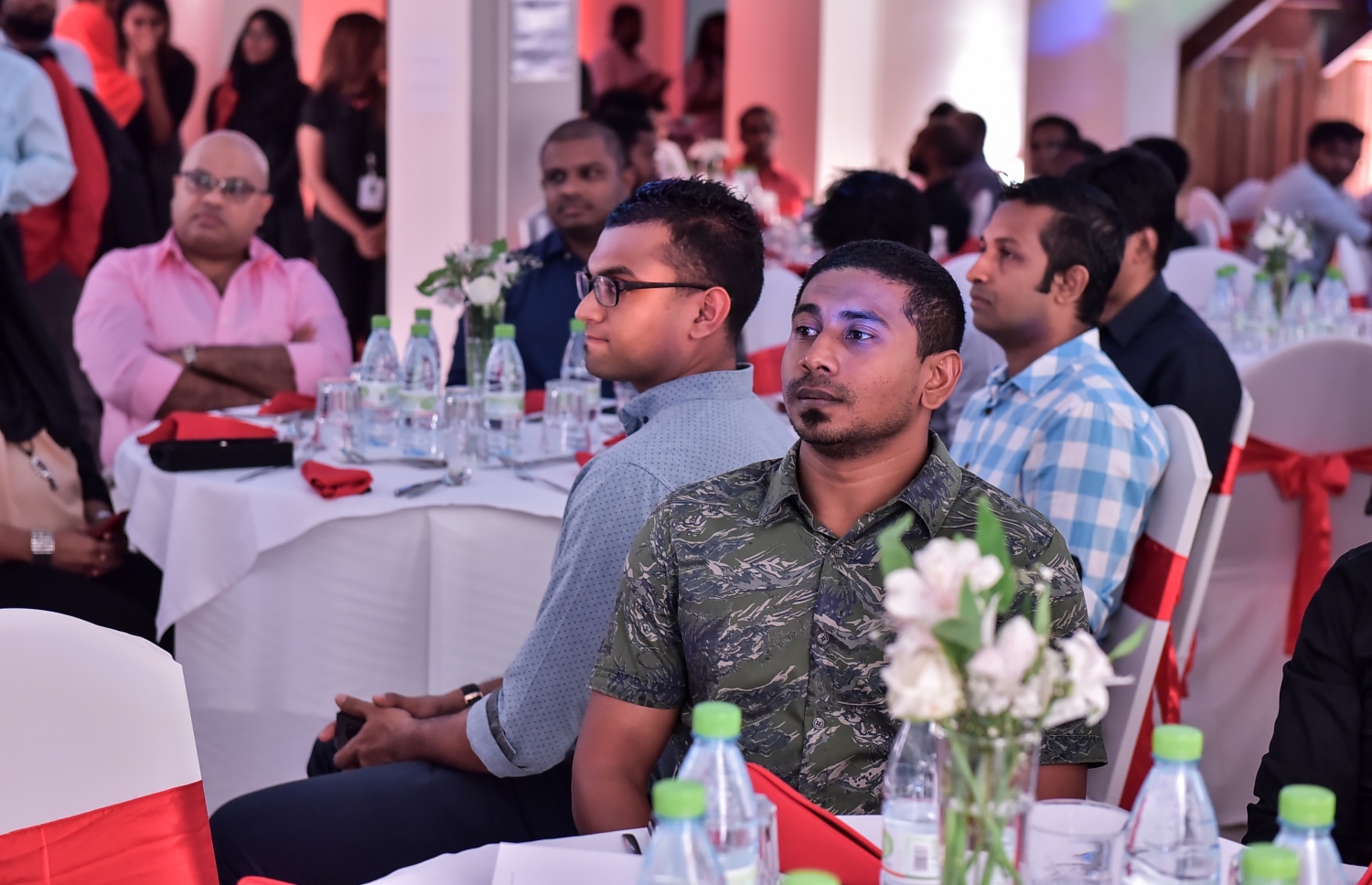 މާލެ: މޭ 24، 2016: "މިހާރު" ނޫހާއި ވެބްސައިޓް ލޯންޗްކުރުމަށް މިރޭ ޗަންޕާ ސެންޓްރަލް ހޮޓެލްގައި ބޭއްވި ރަސްމިއްޔާތުގެ ތެރެއިން: ކުރިން "ހަވީރު"ގައި މަސައްކަތްކުރި ނޫސްވެރިންގެ މައްޗަށް ބިނާވެފައިވާ ޓީމަކުން "މިހާރު" ނޫސް ނެރެ އަދި އޭގެ ވެބްސައިޓެއް ހެދީ މާޗު 31 ގައި ސިވިލް ކޯޓުން ނެރުނު އަމުރަކާ ގުޅިގެން "ހަވީރު"ގެ މަސައްކަތް ވަގުތީ ގޮތުން ހުއްޓާލުމުން.---ނިޝާން އަލީ/މިހާރު ފޮޓޯ