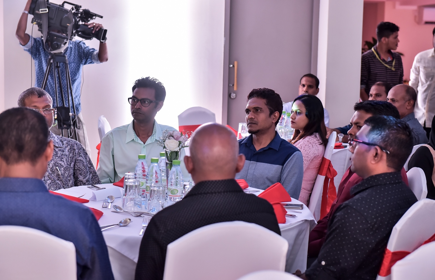 މާލެ: މޭ 24، 2016: "މިހާރު" ނޫހާއި ވެބްސައިޓް ލޯންޗްކުރުމަށް މިރޭ ޗަންޕާ ސެންޓްރަލް ހޮޓެލްގައި ބޭއްވި ރަސްމިއްޔާތުގެ ތެރެއިން: ކުރިން "ހަވީރު"ގައި މަސައްކަތްކުރި ނޫސްވެރިންގެ މައްޗަށް ބިނާވެފައިވާ ޓީމަކުން "މިހާރު" ނޫސް ނެރެ އަދި އޭގެ ވެބްސައިޓެއް ހެދީ މާޗު 31 ގައި ސިވިލް ކޯޓުން ނެރުނު އަމުރަކާ ގުޅިގެން "ހަވީރު"ގެ މަސައްކަތް ވަގުތީ ގޮތުން ހުއްޓާލުމުން.---ނިޝާން އަލީ/މިހާރު ފޮޓޯ