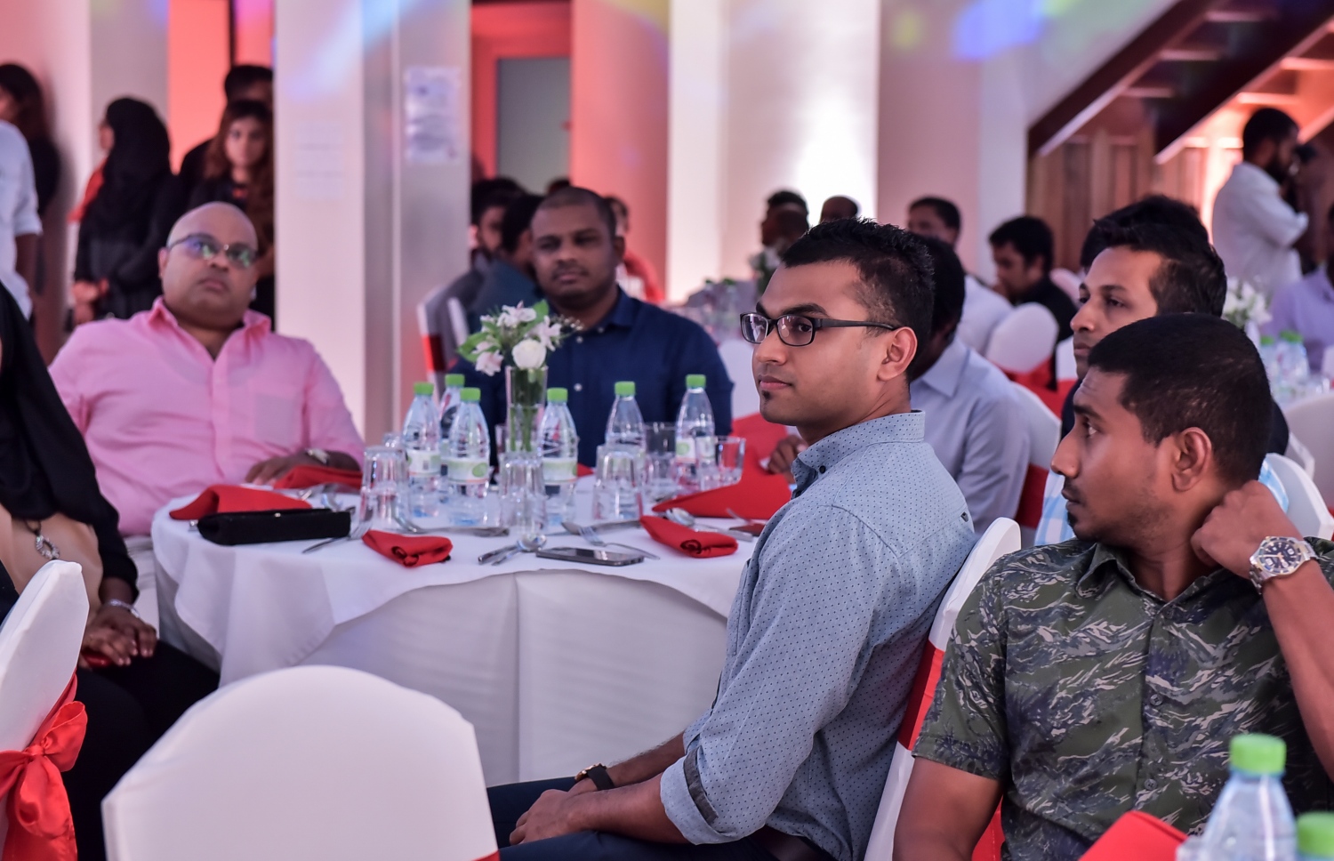 މާލެ: މޭ 24، 2016: "މިހާރު" ނޫހާއި ވެބްސައިޓް ލޯންޗްކުރުމަށް މިރޭ ޗަންޕާ ސެންޓްރަލް ހޮޓެލްގައި ބޭއްވި ރަސްމިއްޔާތުގެ ތެރެއިން: ކުރިން "ހަވީރު"ގައި މަސައްކަތްކުރި ނޫސްވެރިންގެ މައްޗަށް ބިނާވެފައިވާ ޓީމަކުން "މިހާރު" ނޫސް ނެރެ އަދި އޭގެ ވެބްސައިޓެއް ހެދީ މާޗު 31 ގައި ސިވިލް ކޯޓުން ނެރުނު އަމުރަކާ ގުޅިގެން "ހަވީރު"ގެ މަސައްކަތް ވަގުތީ ގޮތުން ހުއްޓާލުމުން.---ނިޝާން އަލީ/މިހާރު ފޮޓޯ