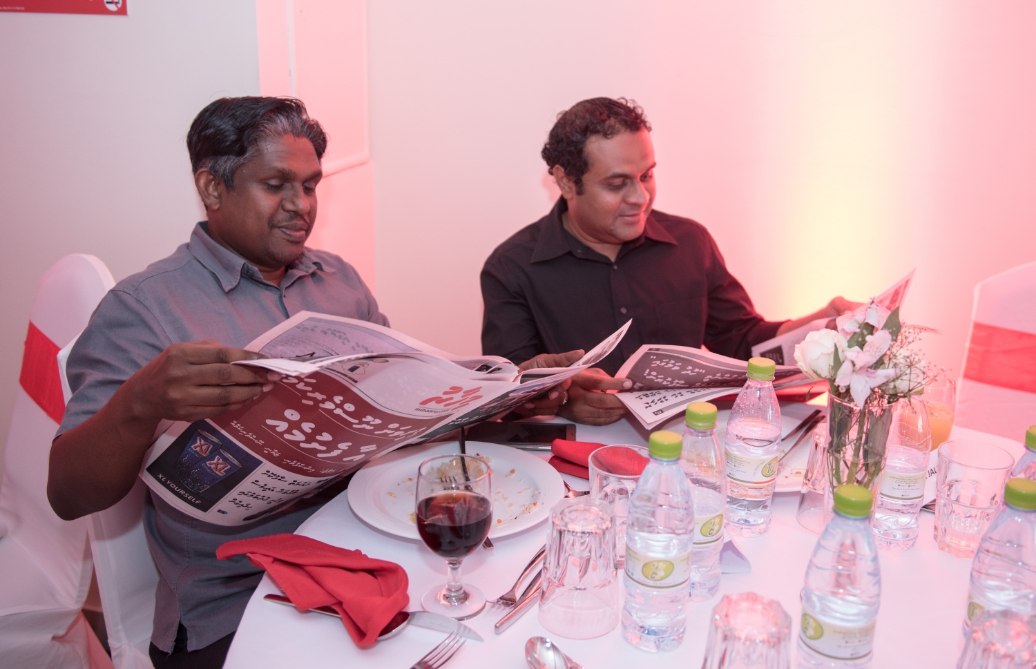 މާލެ: މޭ 24، 2016: "މިހާރު" ނޫހާއި ވެބްސައިޓް ލޯންޗްކުރުމަށް މިރޭ ޗަންޕާ ސެންޓްރަލް ހޮޓެލްގައި ބޭއްވި ރަސްމިއްޔާތުގައި "މިހާރު" ނޫސް ބައެއް މީހުން ކިޔަނީ: ކުރިން "ހަވީރު"ގައި މަސައްކަތްކުރި ނޫސްވެރިންގެ މައްޗަށް ބިނާވެފައިވާ ޓީމަކުން "މިހާރު" ނޫސް ނެރެ އަދި އޭގެ ވެބްސައިޓެއް ހެދީ މާޗު 31 ގައި ސިވިލް ކޯޓުން ނެރުނު އަމުރަކާ ގުޅިގެން "ހަވީރު"ގެ މަސައްކަތް ވަގުތީ ގޮތުން ހުއްޓާލުމުން.---މުހައްމަދު ޝަރުހާން /މިހާރު ފޮޓޯ