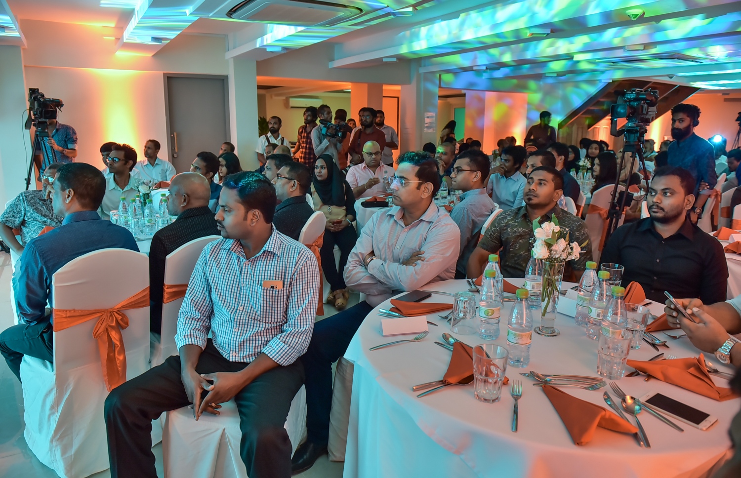 މާލެ: މޭ 24، 2016: "މިހާރު" ނޫހާއި ވެބްސައިޓް ލޯންޗްކުރުމަށް މިރޭ ޗަންޕާ ސެންޓްރަލް ހޮޓެލްގައި ބޭއްވި ރަސްމިއްޔާތުގެ ތެރެއިން: ކުރިން "ހަވީރު"ގައި މަސައްކަތްކުރި ނޫސްވެރިންގެ މައްޗަށް ބިނާވެފައިވާ ޓީމަކުން "މިހާރު" ނޫސް ނެރެ އަދި އޭގެ ވެބްސައިޓެއް ހެދީ މާޗު 31 ގައި ސިވިލް ކޯޓުން ނެރުނު އަމުރަކާ ގުޅިގެން "ހަވީރު"ގެ މަސައްކަތް ވަގުތީ ގޮތުން ހުއްޓާލުމުން.---ނިޝާން އަލީ /މިހާރު ފޮޓޯ