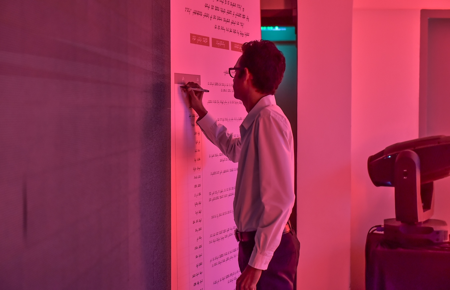 މާލެ: މޭ 24، 2016: "މިހާރު" ނޫހާއި ވެބްސައިޓް ލޯންޗްކުރުމަށް މިރޭ ޗަންޕާ ސެންޓްރަލް ހޮޓެލްގައި ބޭއްވި ރަސްމިއްޔާތުގައި "މިހާރު" ޓީމުގެ ކޯޑް އޮފް އެތިކްސްގައި އެޑިޓަރު އިސްމާއިލް ނަސީރު އިސްވެ ސޮއިކުރައްވަނީ: ކުރިން "ހަވީރު"ގައި މަސައްކަތްކުރި ނޫސްވެރިންގެ މައްޗަށް ބިނާވެފައިވާ ޓީމަކުން "މިހާރު" ނޫސް ނެރެ އަދި އޭގެ ވެބްސައިޓެއް ހެދީ މާޗު 31 ގައި ސިވިލް ކޯޓުން ނެރުނު އަމުރަކާ ގުޅިގެން "ހަވީރު"ގެ މަސައްކަތް ވަގުތީ ގޮތުން ހުއްޓާލުމުން.---ނިޝާން އަލީ /މިހާރު ފޮޓޯ