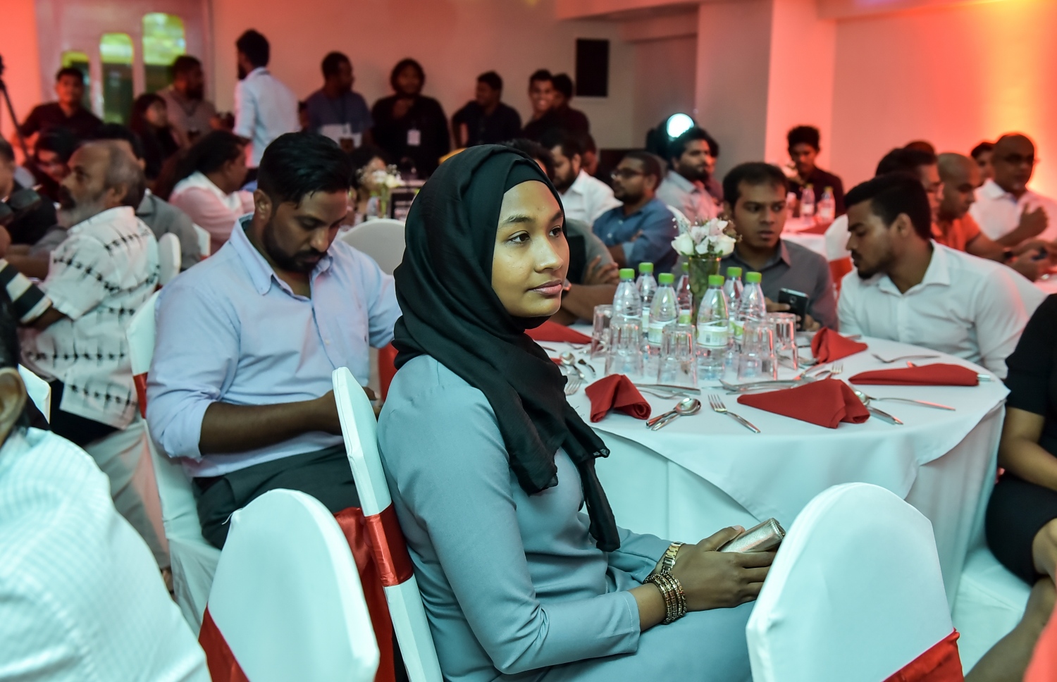 މާލެ: މޭ 24، 2016: "މިހާރު" ނޫހާއި ވެބްސައިޓް ލޯންޗްކުރުމަށް މިރޭ ޗަންޕާ ސެންޓްރަލް ހޮޓެލްގައި ބޭއްވި ރަސްމިއްޔާތުގެ ތެރެއިން: ކުރިން "ހަވީރު"ގައި މަސައްކަތްކުރި ނޫސްވެރިންގެ މައްޗަށް ބިނާވެފައިވާ ޓީމަކުން "މިހާރު" ނޫސް ނެރެ އަދި އޭގެ ވެބްސައިޓެއް ހެދީ މާޗު 31 ގައި ސިވިލް ކޯޓުން ނެރުނު އަމުރަކާ ގުޅިގެން "ހަވީރު"ގެ މަސައްކަތް ވަގުތީ ގޮތުން ހުއްޓާލުމުން.---ނިޝާން އަލީ /މިހާރު ފޮޓޯ