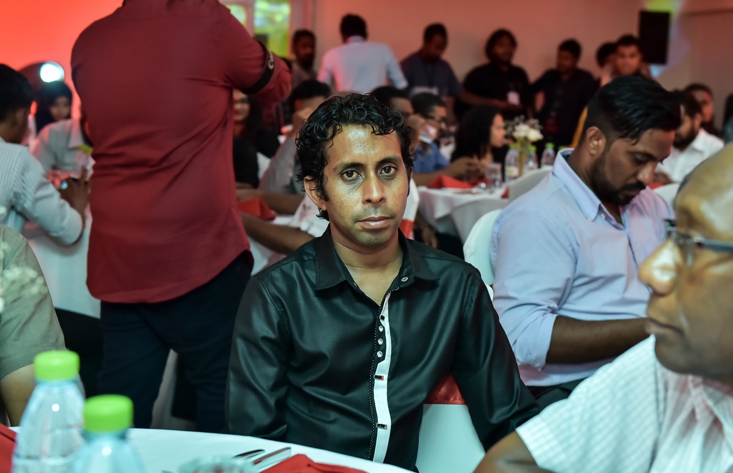 މާލެ: މޭ 24، 2016: "މިހާރު" ނޫހާއި ވެބްސައިޓް ލޯންޗްކުރުމަށް މިރޭ ޗަންޕާ ސެންޓްރަލް ހޮޓެލްގައި ބޭއްވި ރަސްމިއްޔާތުގެ ތެރެއިން: ކުރިން "ހަވީރު"ގައި މަސައްކަތްކުރި ނޫސްވެރިންގެ މައްޗަށް ބިނާވެފައިވާ ޓީމަކުން "މިހާރު" ނޫސް ނެރެ އަދި އޭގެ ވެބްސައިޓެއް ހެދީ މާޗު 31 ގައި ސިވިލް ކޯޓުން ނެރުނު އަމުރަކާ ގުޅިގެން "ހަވީރު"ގެ މަސައްކަތް ވަގުތީ ގޮތުން ހުއްޓާލުމުން.---މުހައްމަދު ޝަރުހާން /މިހާރު ފޮޓޯ