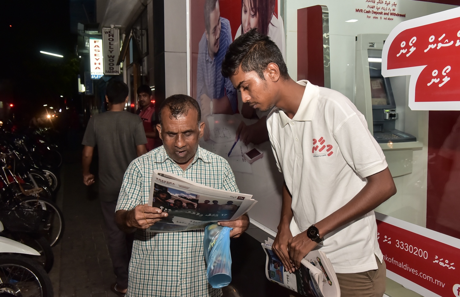 މާލެ: މޭ 24، 2016: "މިހާރު" ނޫހާއި ވެބްސައިޓް ލޯންޗްކުރުމަށް މިރޭ ޗަންޕާ ސެންޓްރަލް ހޮޓެލްގައި ބޭއްވި ރަސްމިއްޔާތަށް ފަހު، "މިހާރު" ނޫސް މީހަކު ކިޔައނީ: ކުރިން "ހަވީރު"ގައި މަސައްކަތްކުރި ނޫސްވެރިންގެ މައްޗަށް ބިނާވެފައިވާ ޓީމަކުން "މިހާރު" ނޫސް ނެރެ އަދި އޭގެ ވެބްސައިޓެއް ހެދީ މާޗު 31 ގައި ސިވިލް ކޯޓުން ނެރުނު އަމުރަކާ ގުޅިގެން "ހަވީރު"ގެ މަސައްކަތް ވަގުތީ ގޮތުން ހުއްޓާލުމުން.---މުހައްމަދު ޝަރުހާން /މިހާރު ފޮޓޯ